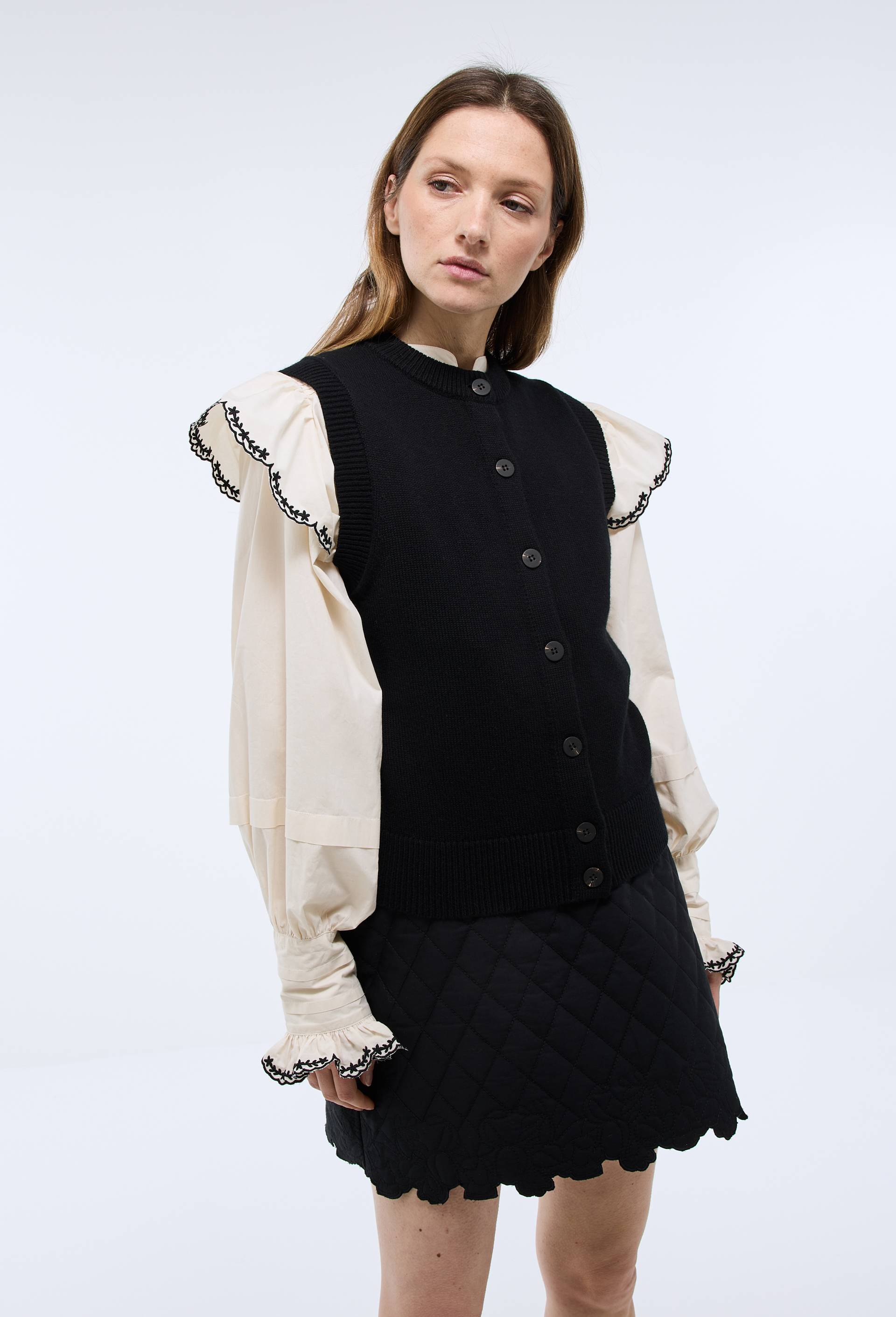 Cardigan sans manches contenant de la laine et du coton., Noir, swatch image