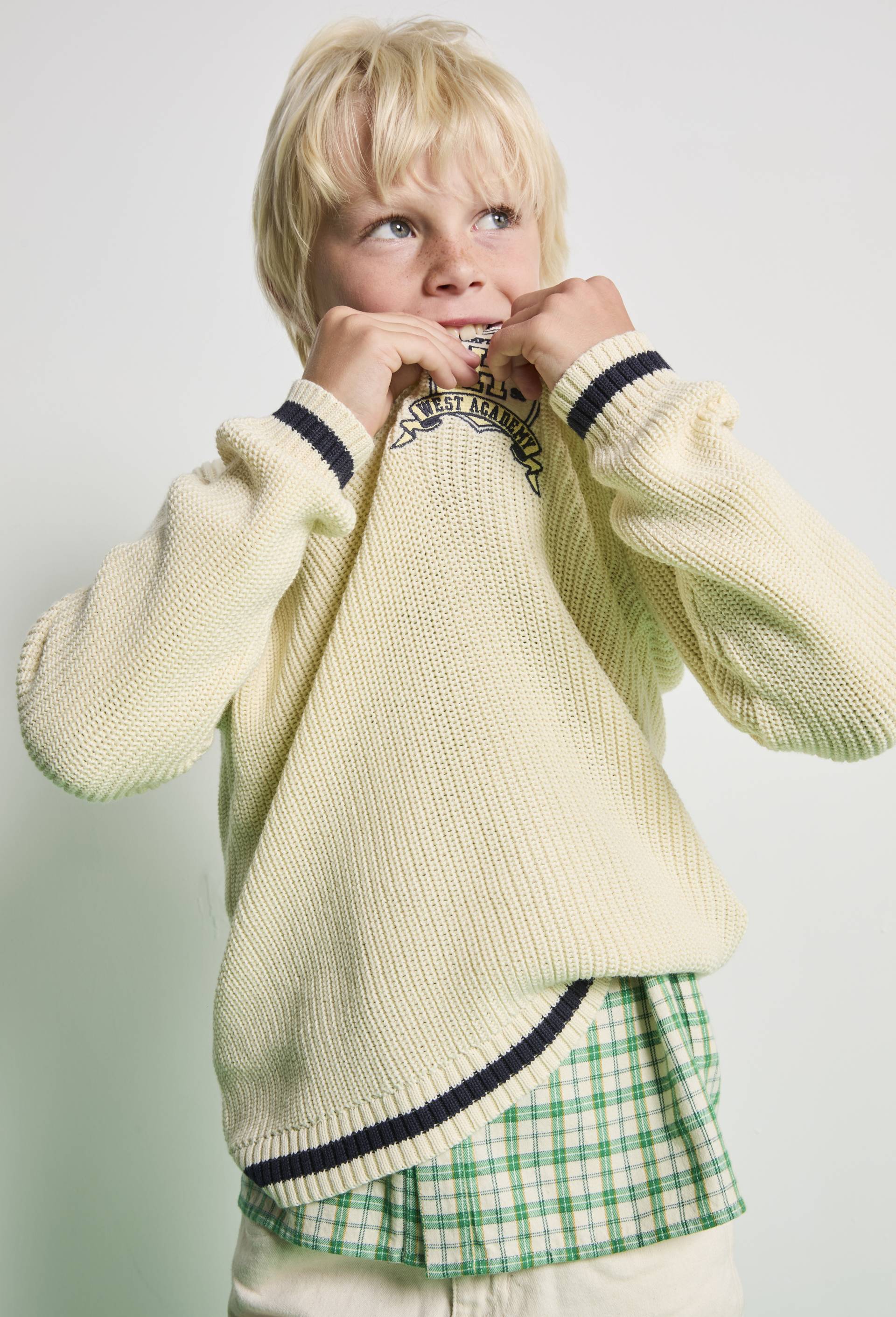 Pull col rond avec patch contenant du coton, Ecru, swatch image