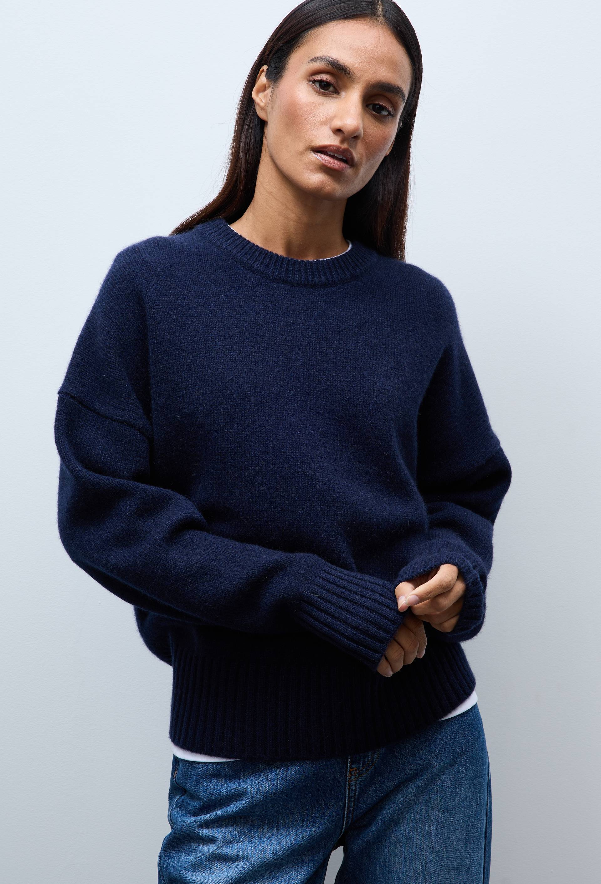 Pull uni col rond ample en 100% cachemire, Bleu fonc&eacute;, swatch image