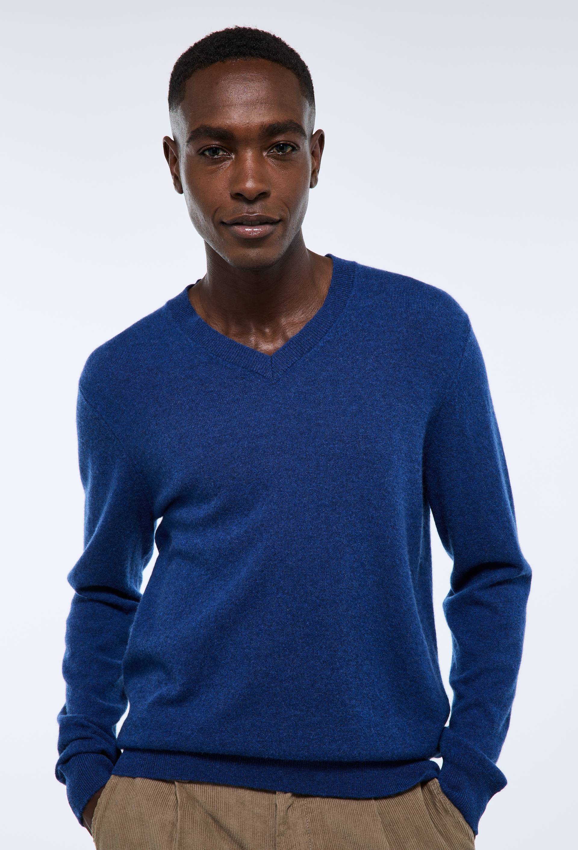 Pull col V en 100% cachemire, Bleu, swatch image