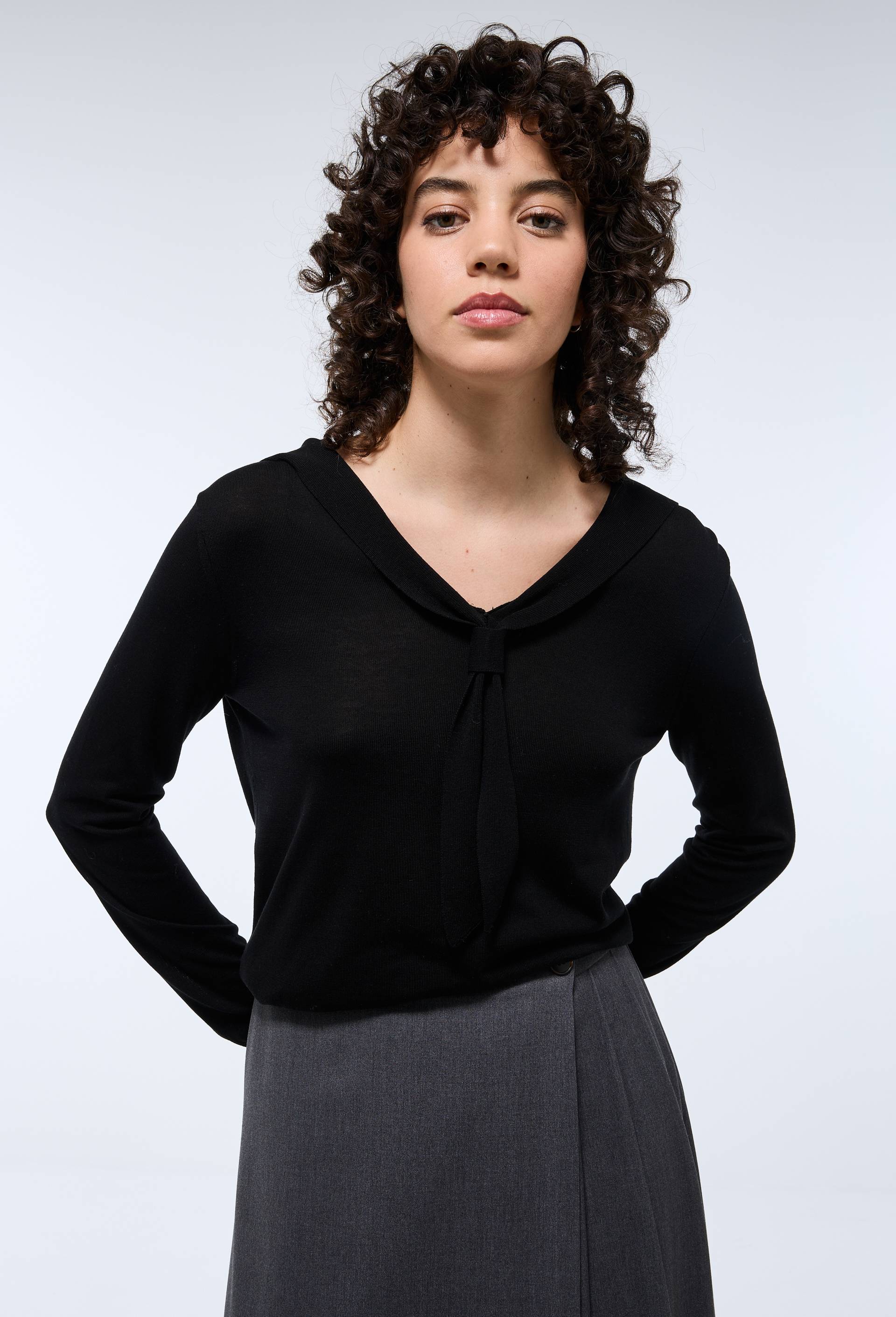 Pull Col Cravate Brodé Anne Brooks - Noir Et Rouge - Taille 16 Petite - Occasion Très Bon état