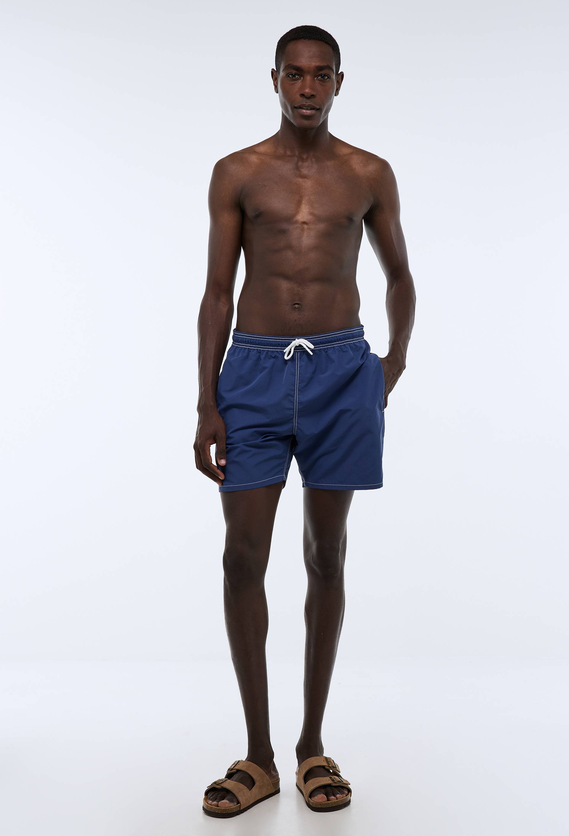 Short de bain uni surpiqure contrast&eacute;e, Bleu fonc&eacute;, swatch image