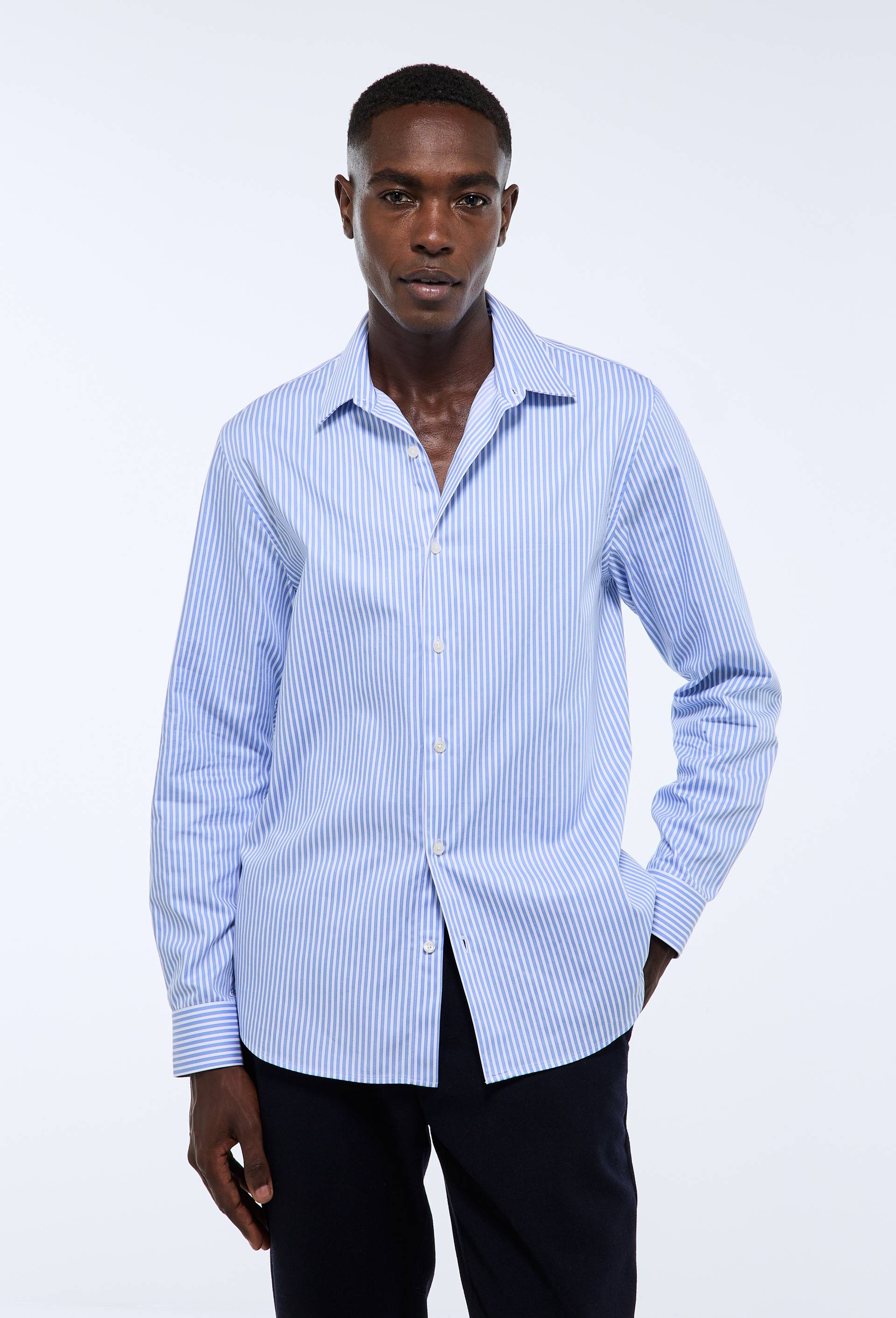 Chemise formelle ray&eacute;e au tiss&eacute; chevron en coton, Bleu clair, large image number 0