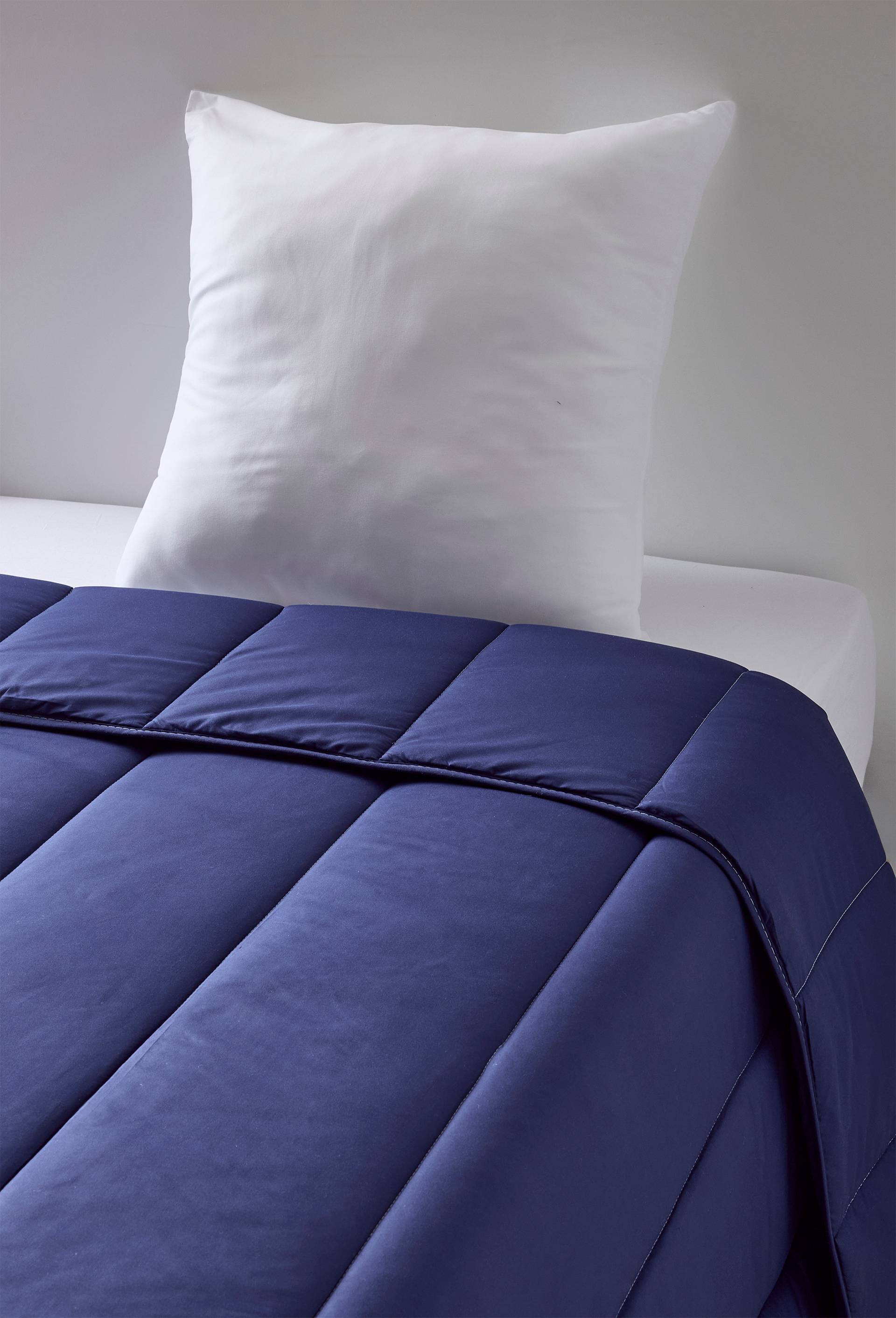 Couette couleur unie, 100% polyester, microfibres, Bleu fonc&eacute;, large image number 0.0