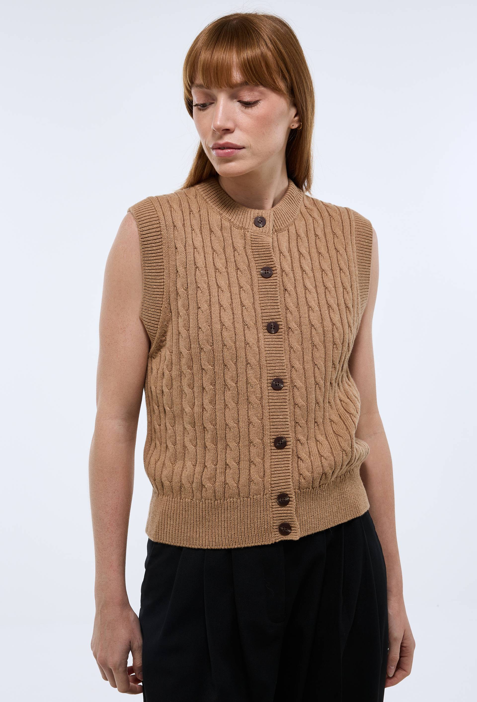 Polo sans manche en maille &agrave; torsades, Beige, large image number 0
