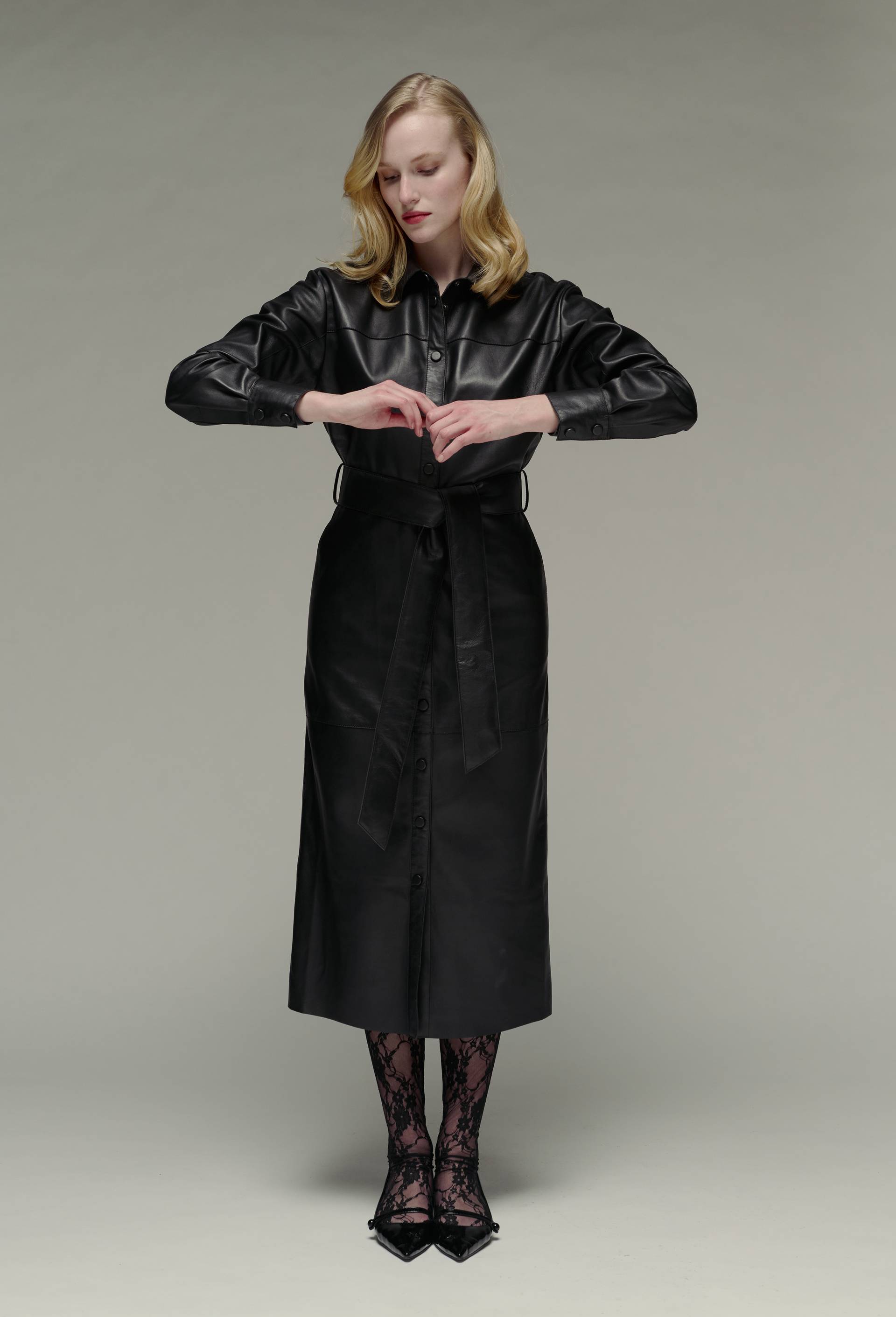 Robe longue col chemise en cuir