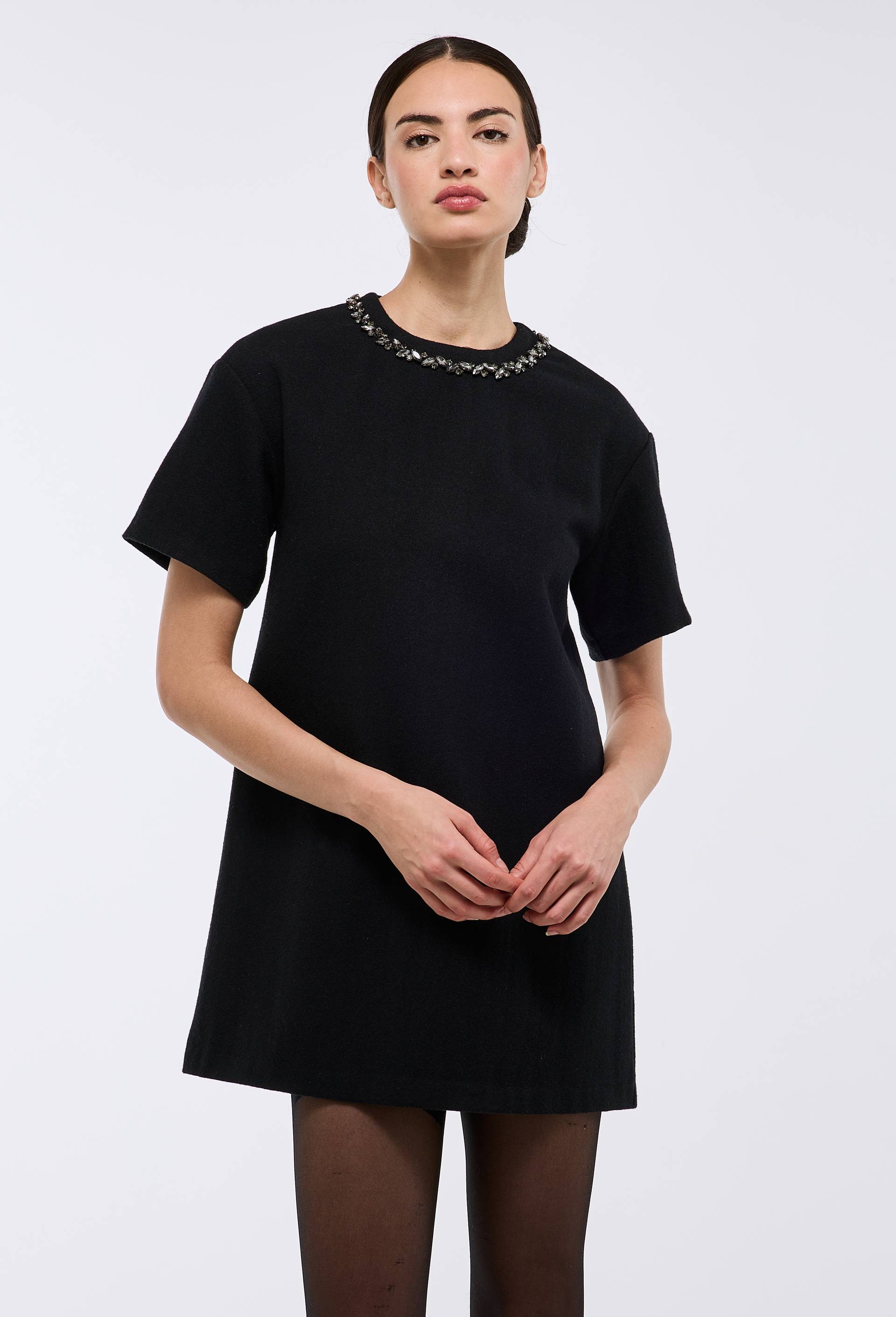 Robe courte avec bijoux au col contenant de la laine, Noir, large image number 0
