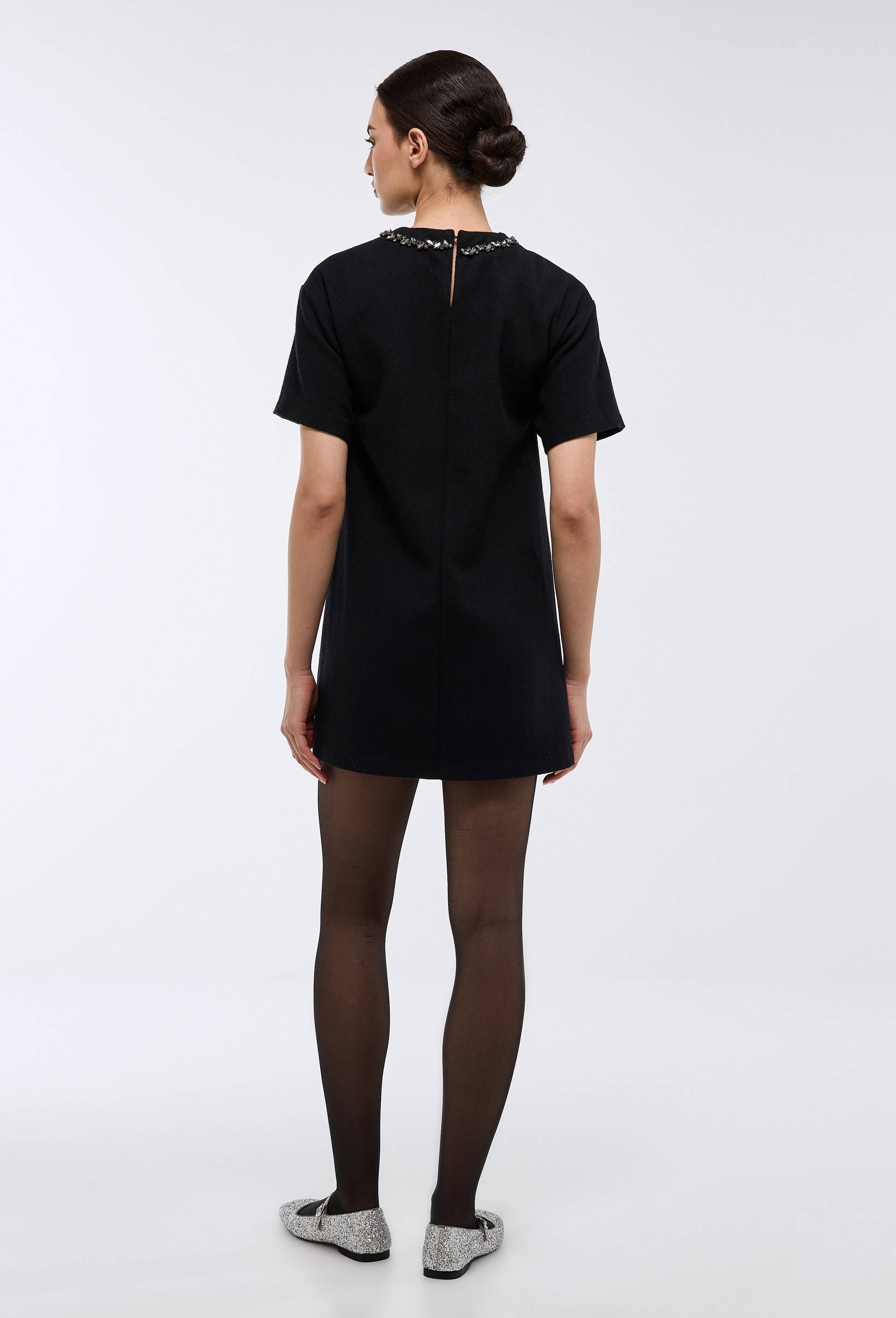 Robe courte avec bijoux au col contenant de la laine, Noir, large image number 1