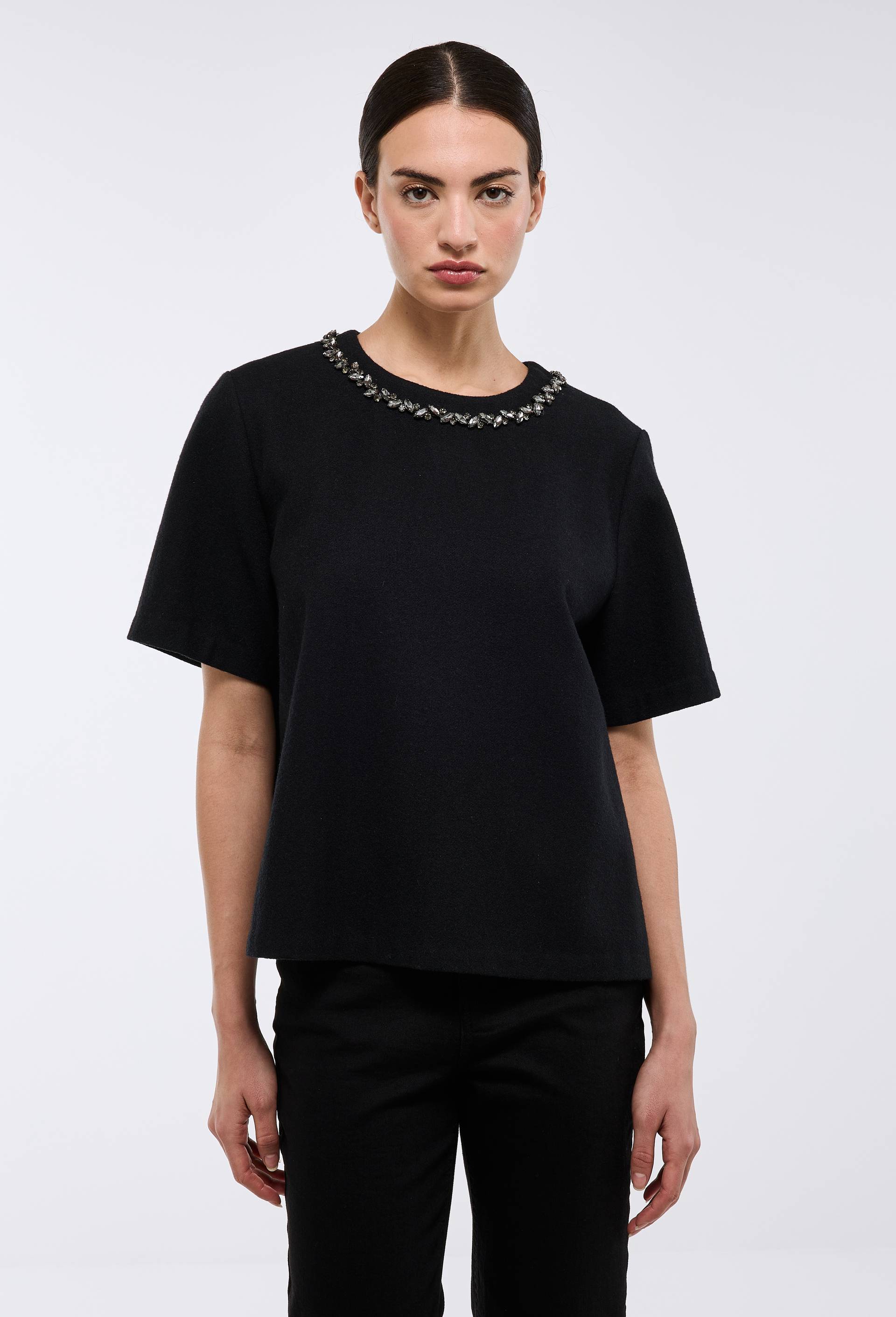 Top avec bijoux au col contenant de la laine, Noir, large image number 0.0