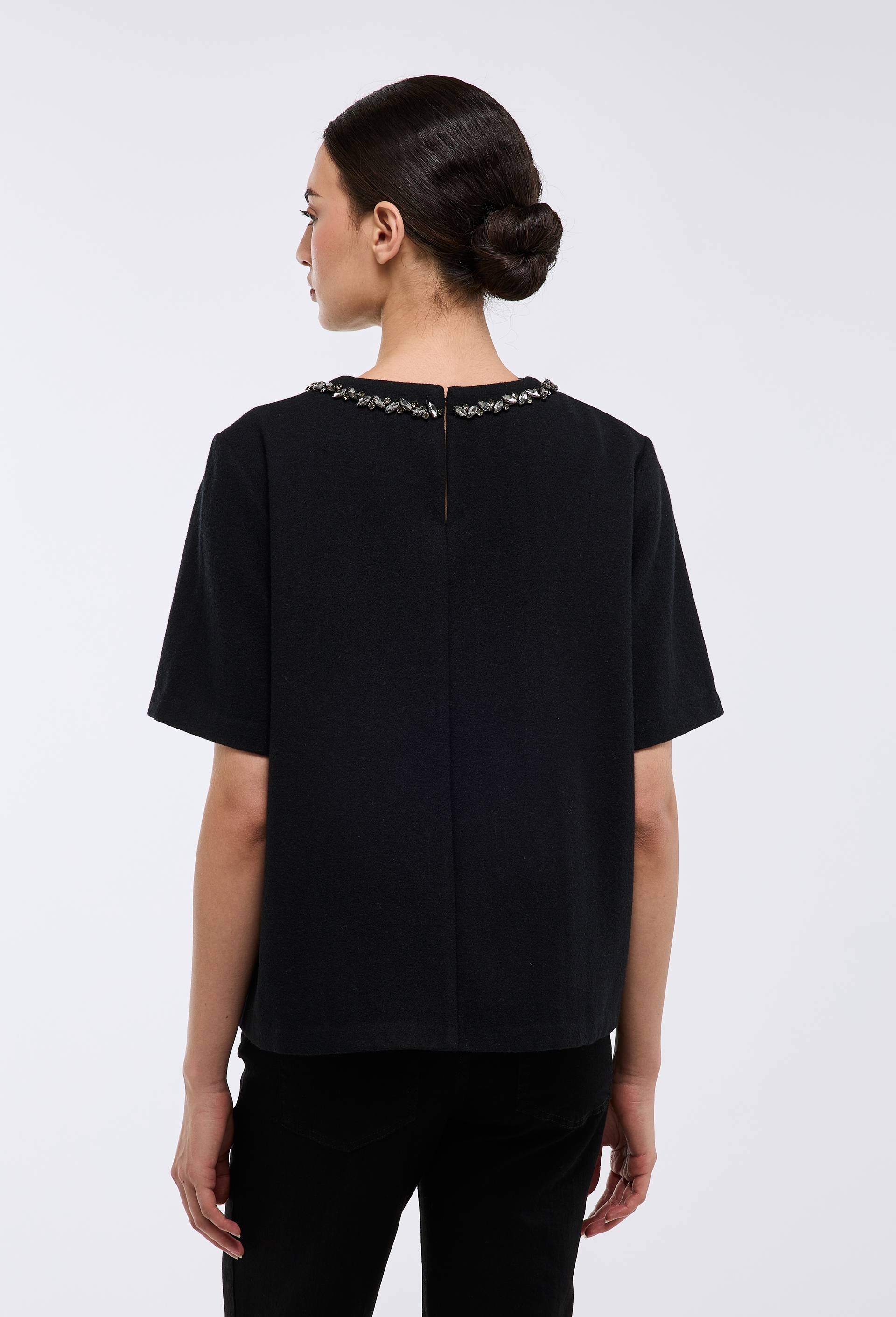 Top avec bijoux au col contenant de la laine, Noir, large image number 1.0