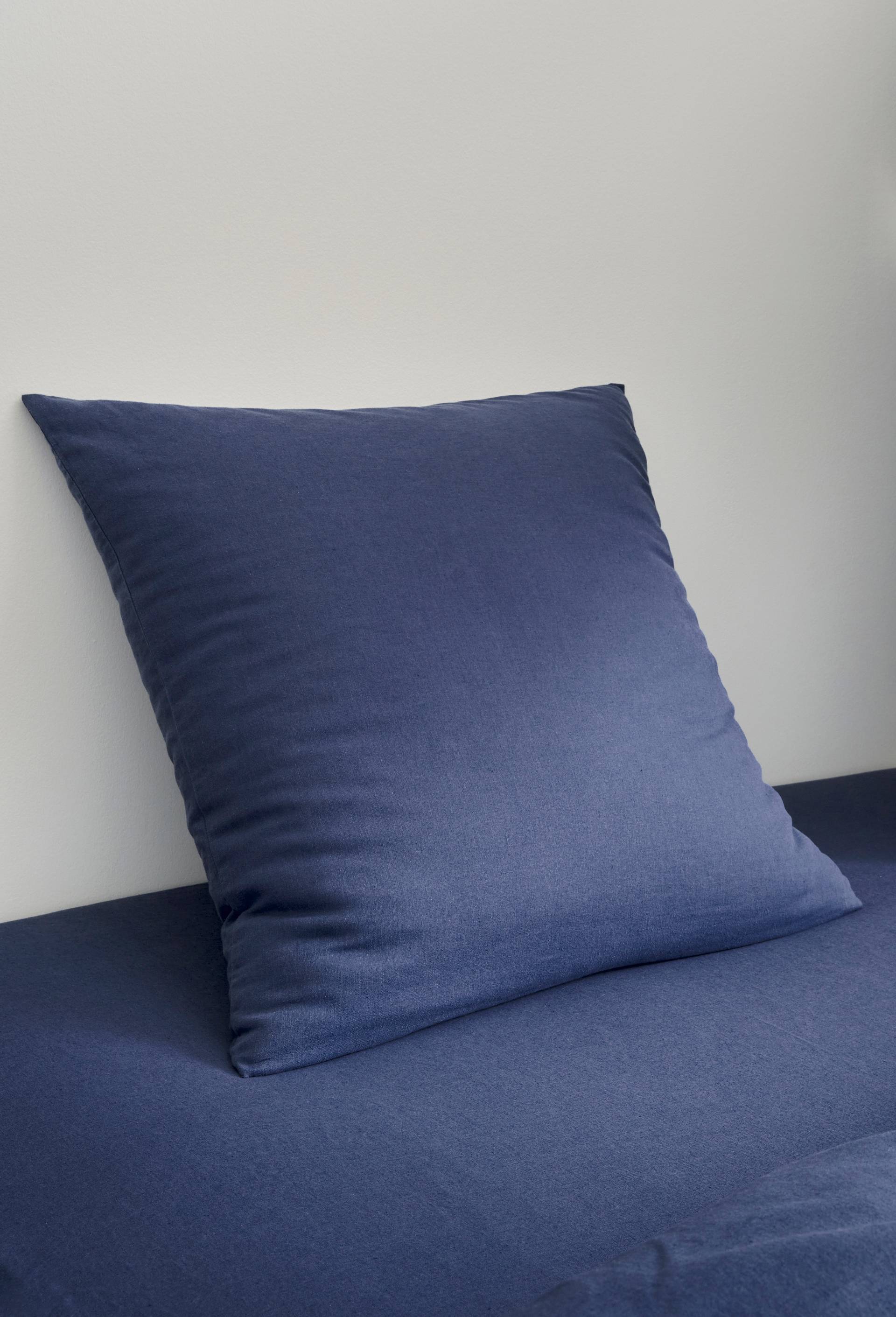 Taie d'oreiller carr&eacute;e unie, 63x63cm, 52% coton bio et 48% lin, Bleu fonc&eacute;, large image number 0.0