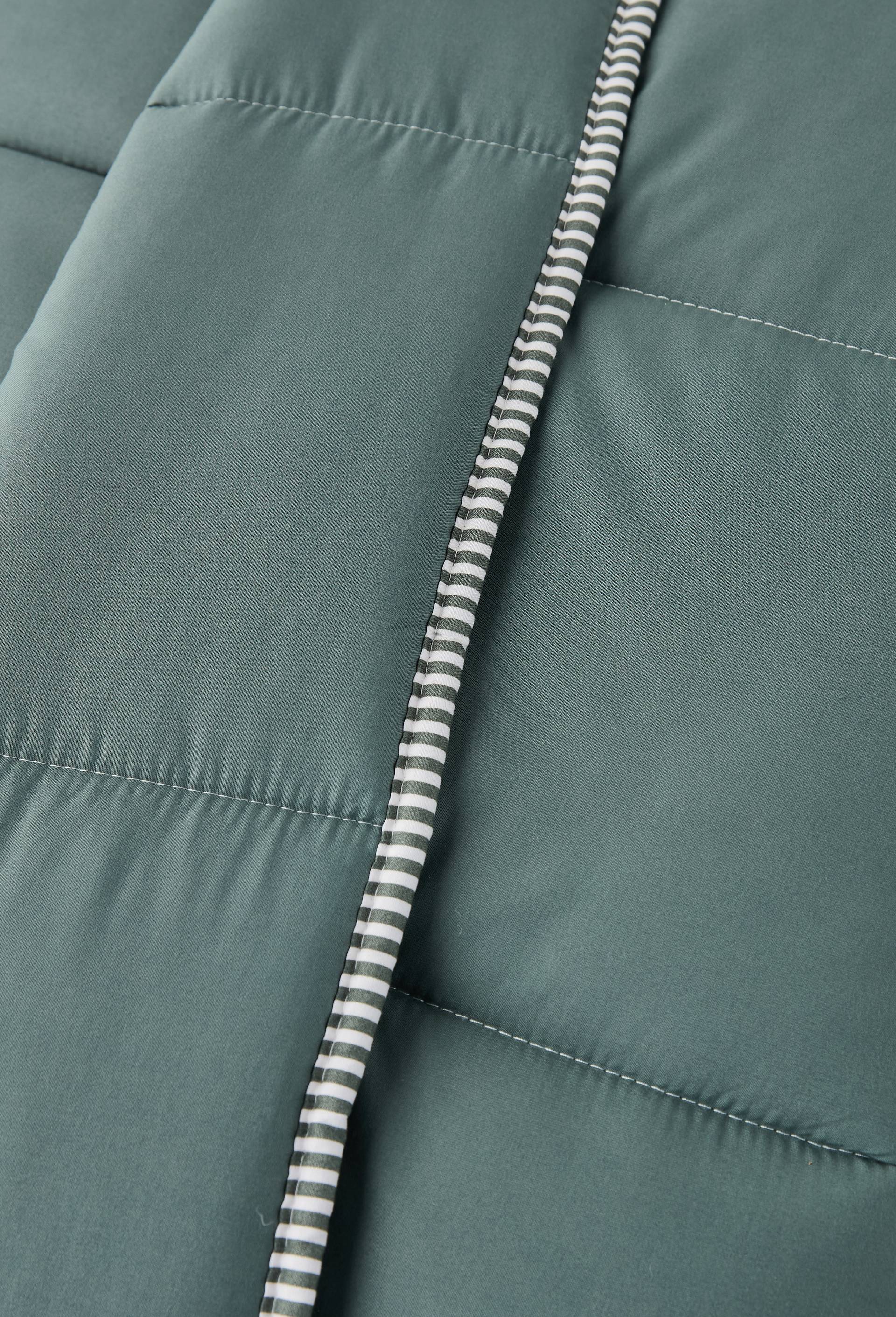 Couette microfibre 200g, enveloppe 100% polyester et garnissage 100% polyester silicon&eacute;, Vert, large image number 1