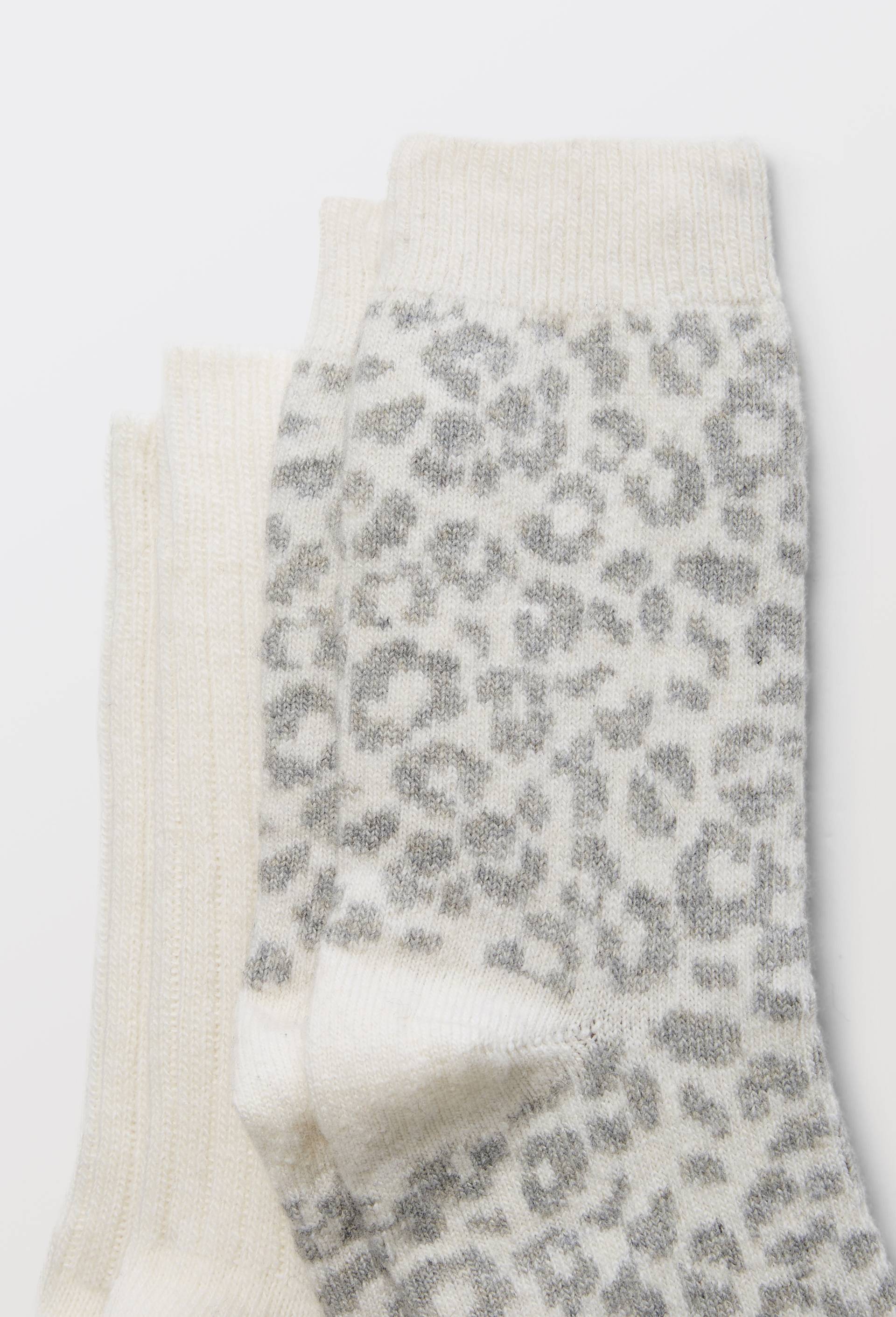 Paire de chaussettes avec motifs l&eacute;opard contenant de la laine et du cachemire, Ecru, large image number 2