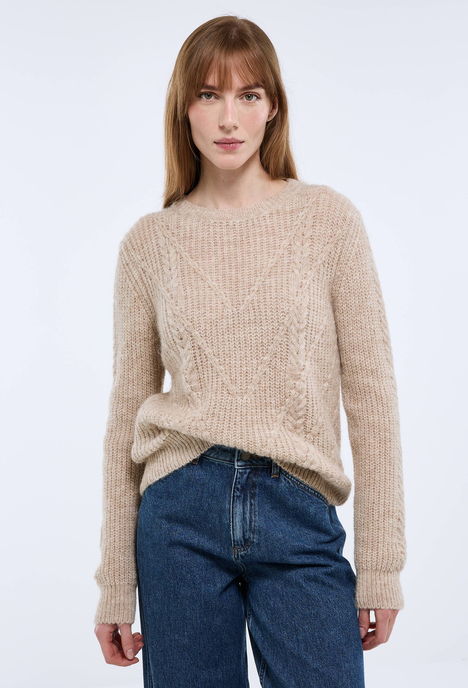 Pull col rond uni avec torsades, contenant de l'alpaga, Ecru, swatch image