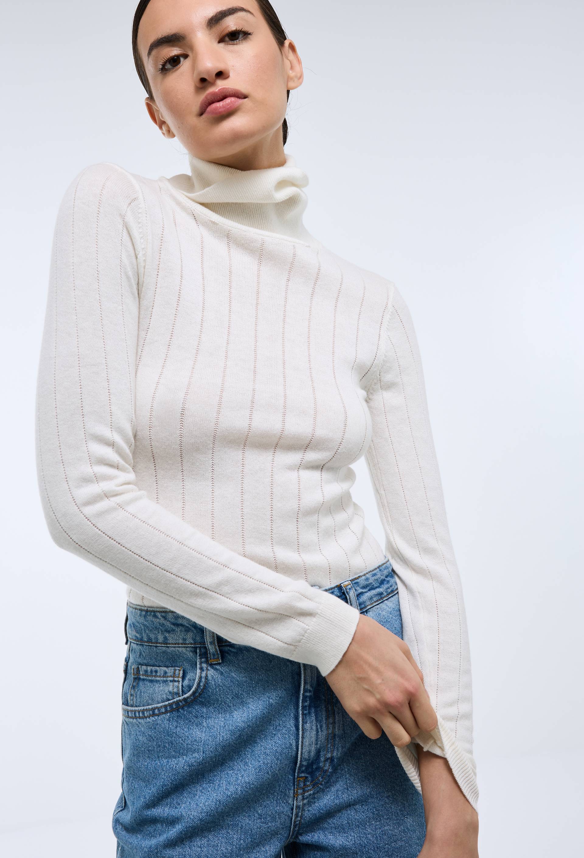 Pull col roul&eacute; &agrave; c&ocirc;tes uni en coton et laine, Ecru, swatch image