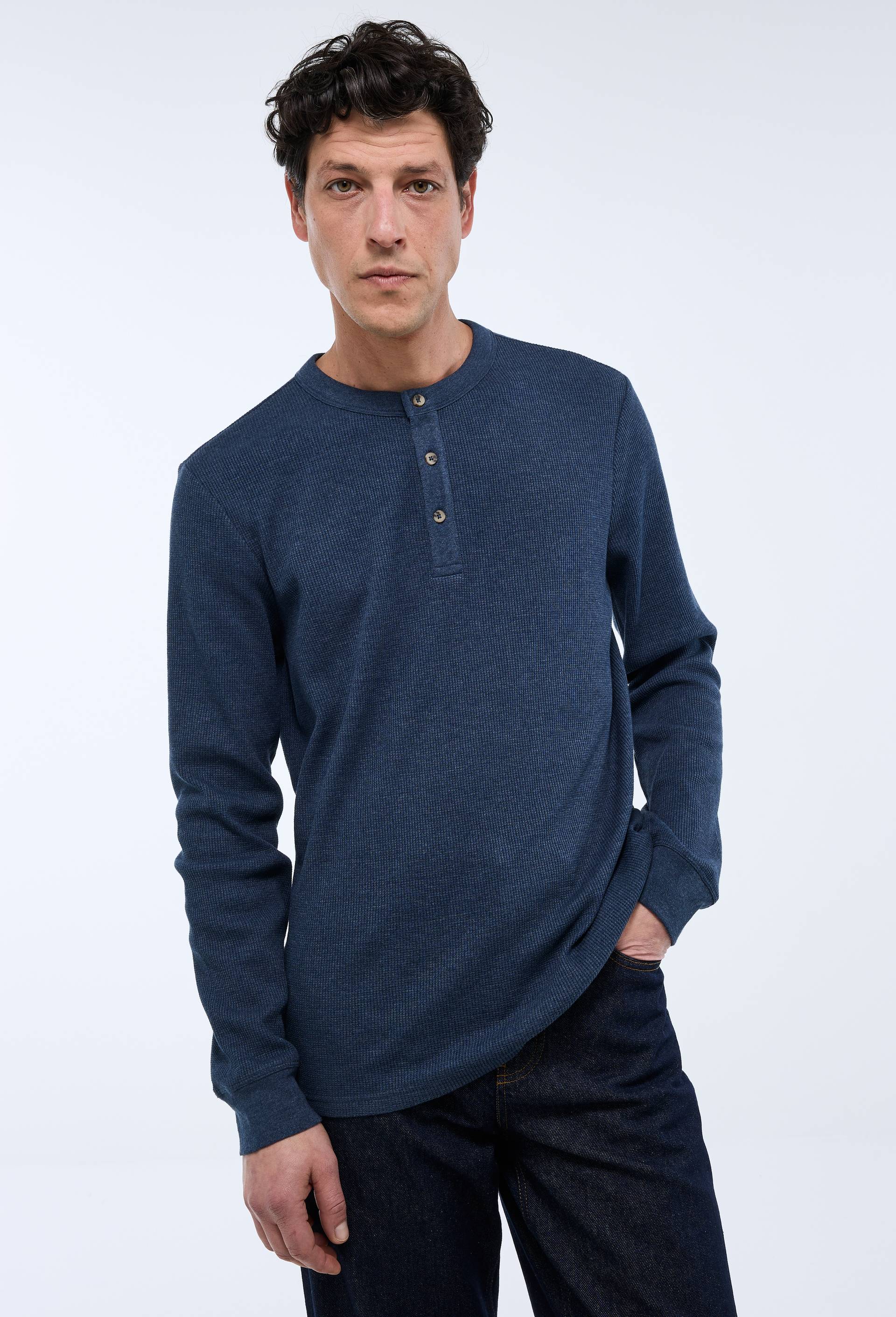 T-shirt col tunisien manches longues gaufr&eacute; en coton BIO GOTS, Bleu fonc&eacute;, swatch image