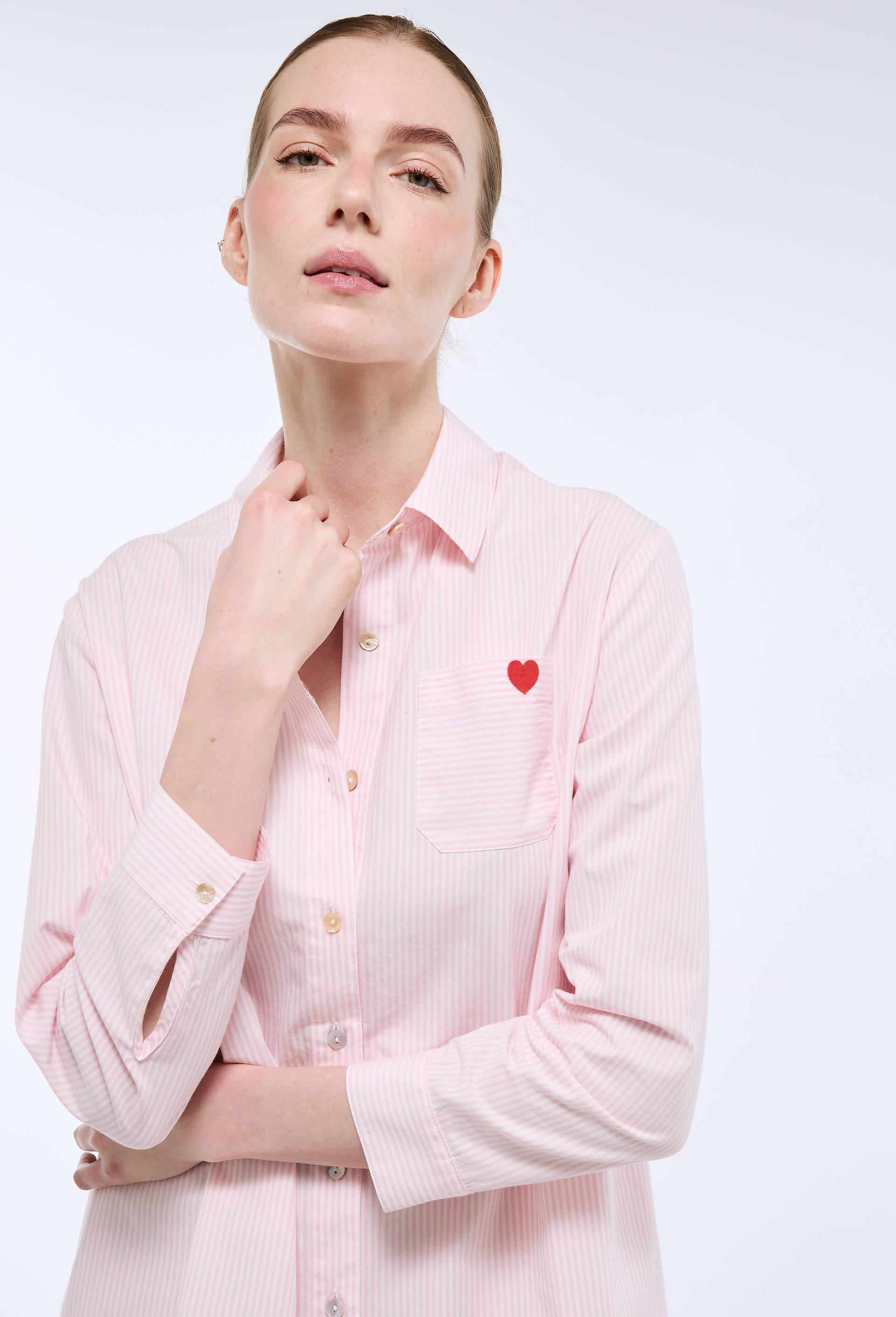 Chemise de nuit ray&eacute;e avec coeur brod&eacute; en voile de coton BIO, Rose, large image number 1