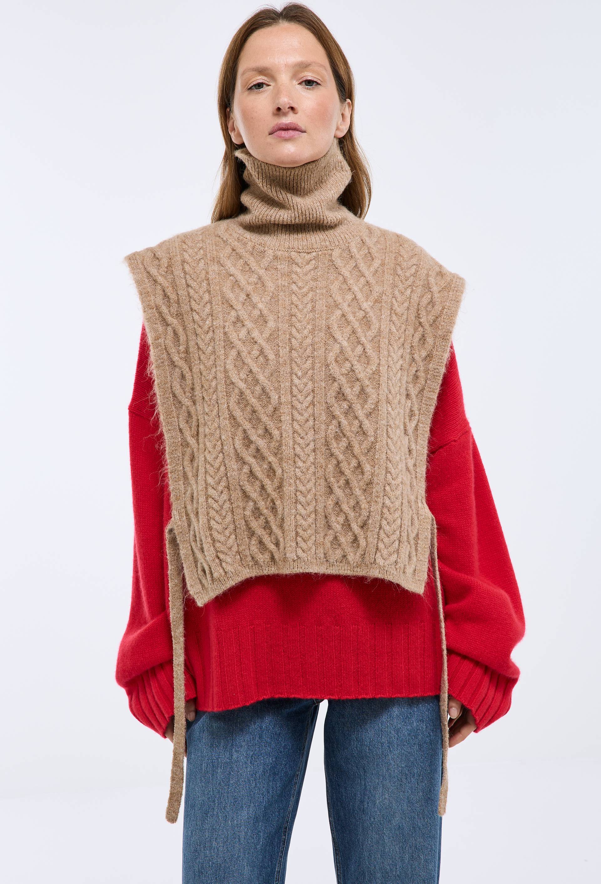 Col roul&eacute; plastron sans manches, Beige, large image number 0
