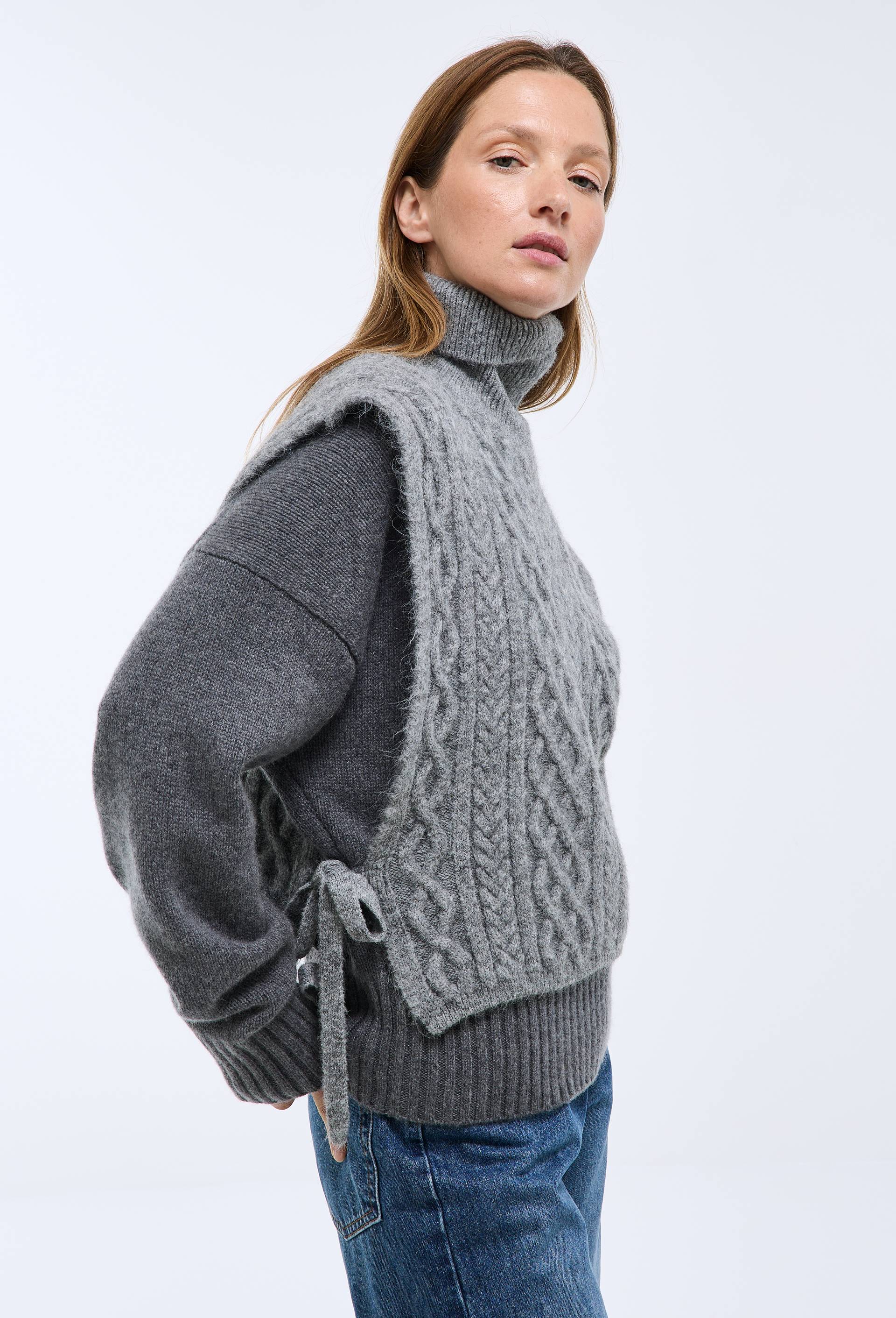 Col roul&eacute; plastron sans manches, Gris, large image number 0