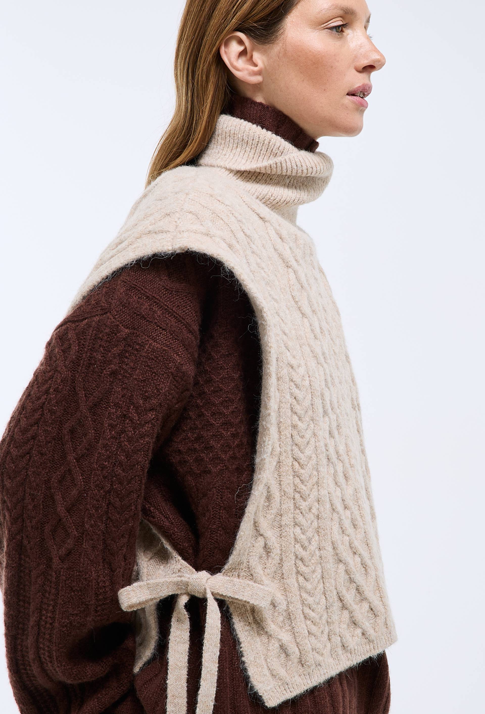 Col roul&eacute; plastron sans manches, Beige clair, swatch image