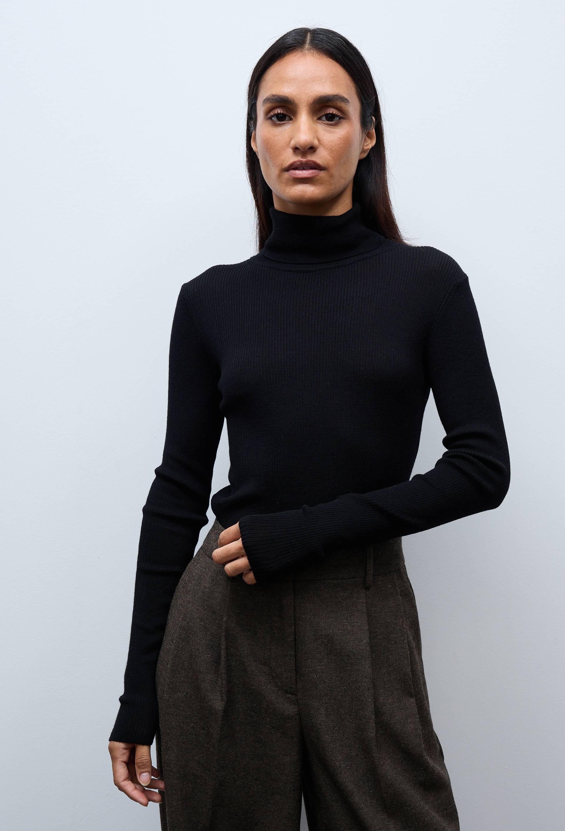 Pull col roul&eacute; &agrave; c&ocirc;tes uni en laine, Noir, swatch image
