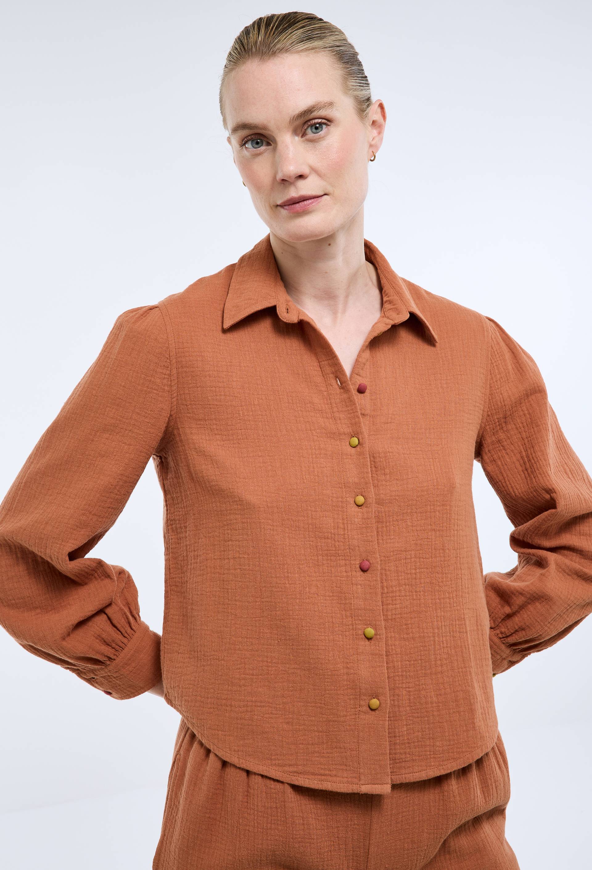 Chemise unie &agrave; boutons color&eacute;s en gaze de coton bio GOTS, Brun, large image number 0