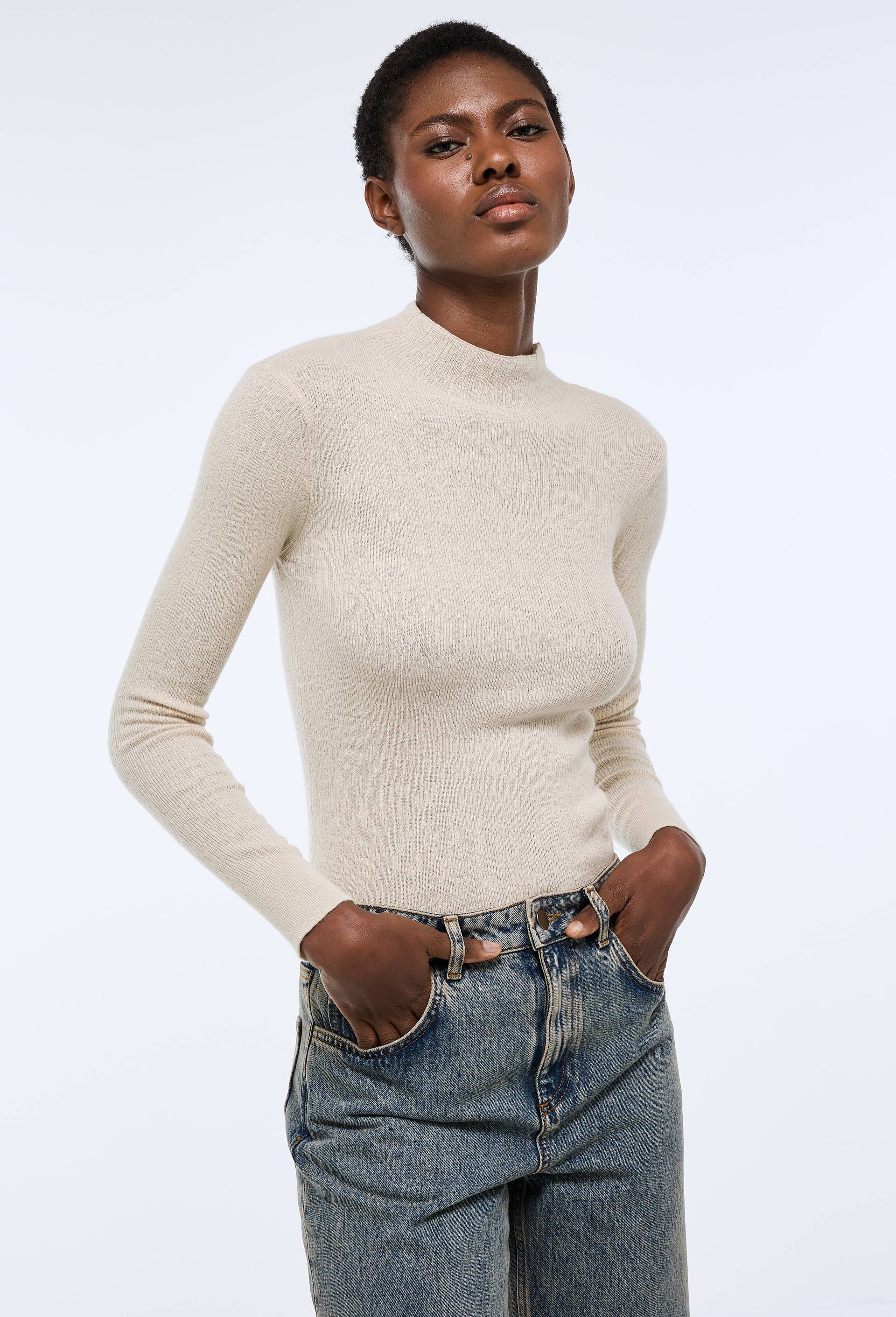 Pull fin &agrave; col montant en maille fantaisie, Ecru, swatch image