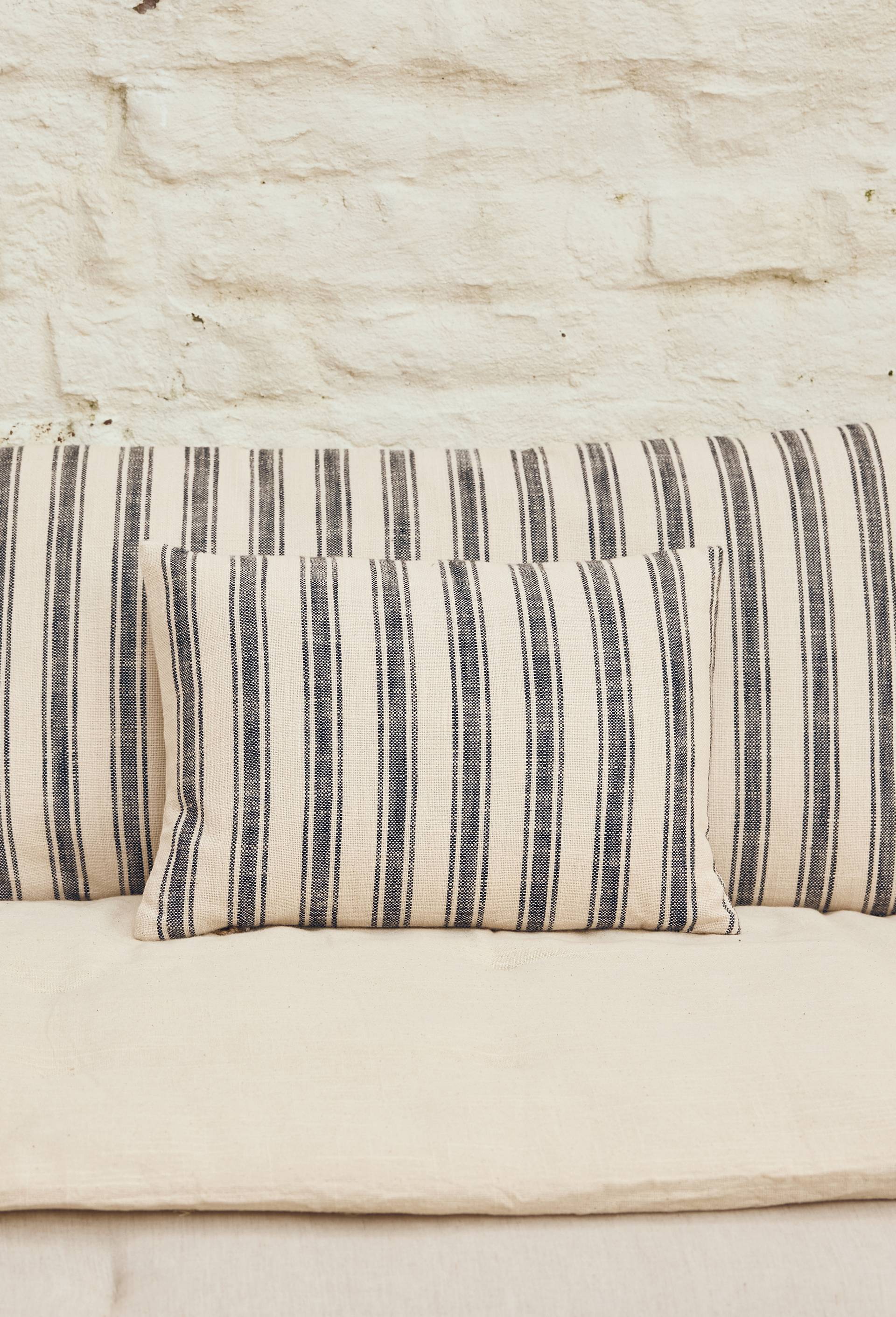 Coussin rectangulaire fines rayures, 35x70cm, 100% polyester, Noir, large image number 2