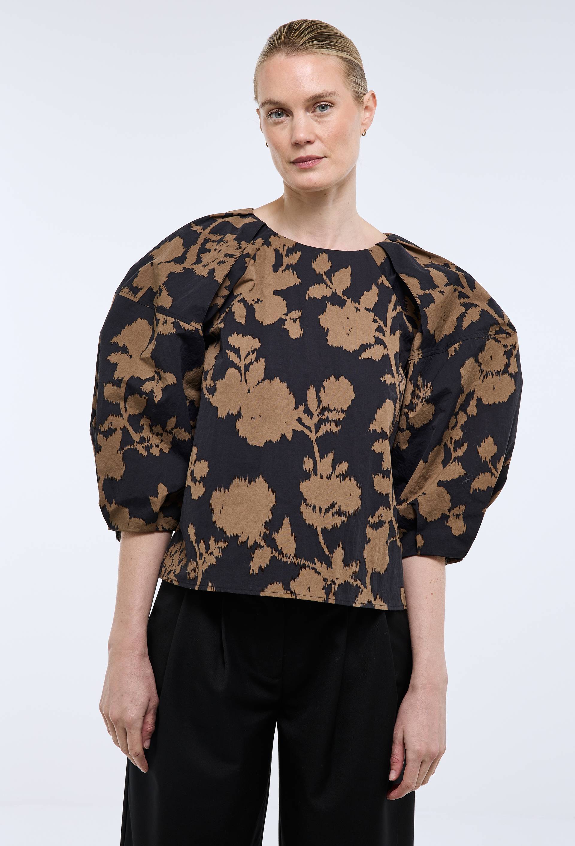 Blouse manches bouffantes imprim&eacute;e contenant du coton, Noir, large image number 1