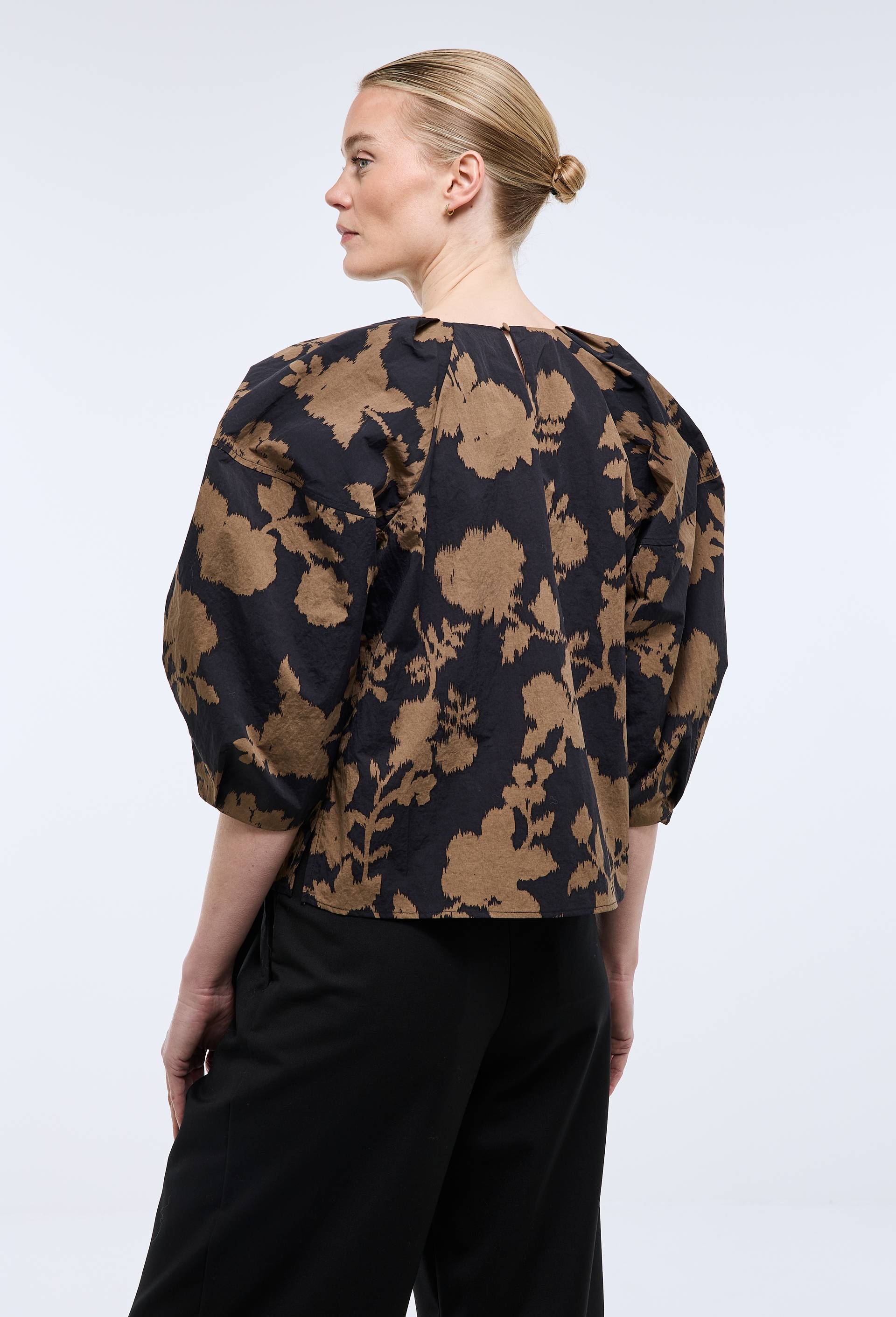 Blouse manches bouffantes imprim&eacute;e contenant du coton, Noir, large image number 2.0