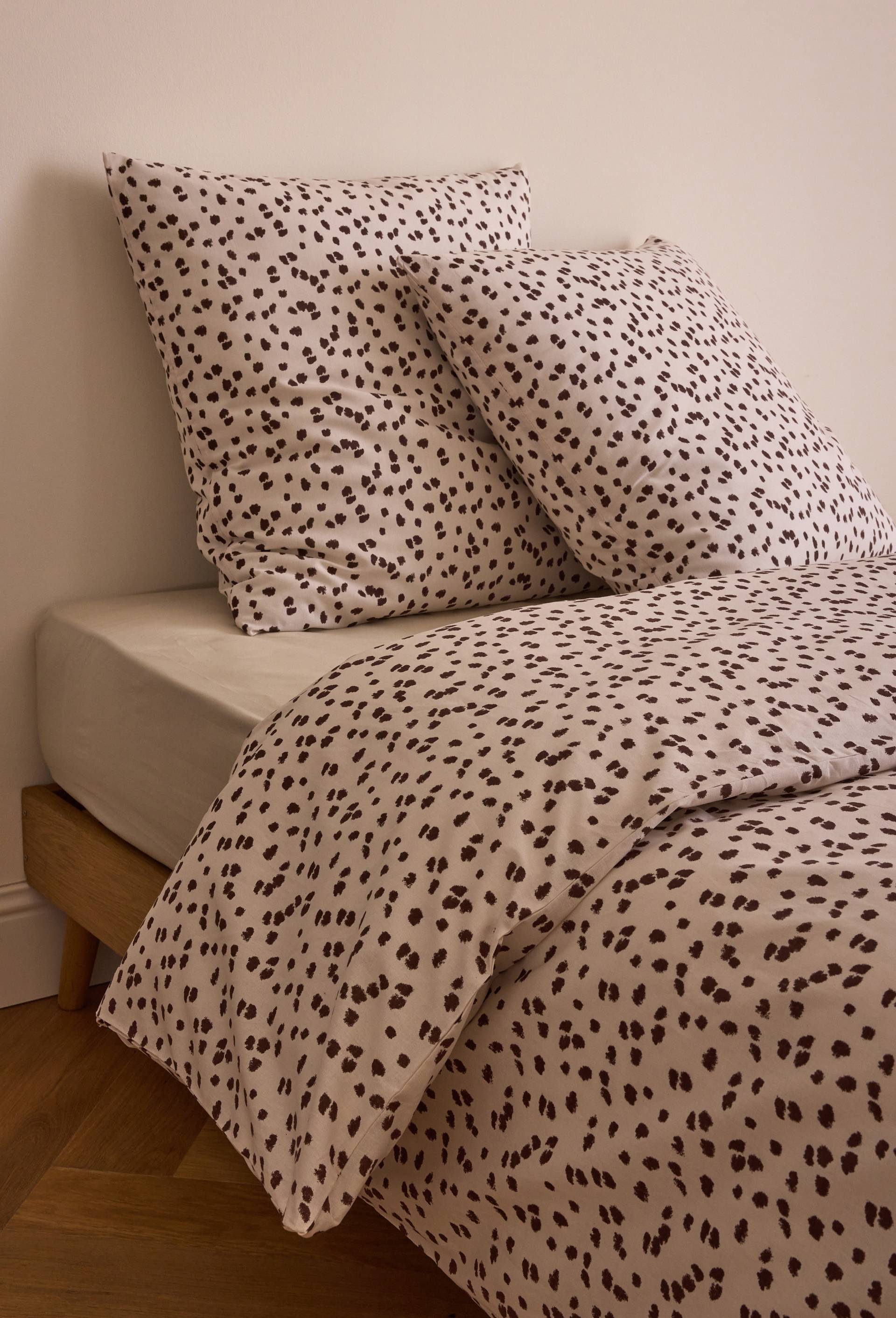 Lot housse de couette et 2 taies carr&eacute;es 63x63 cm imprim&eacute; peau de b&ecirc;te, 100% coton bio GOTS, Brun, large image number 0.0