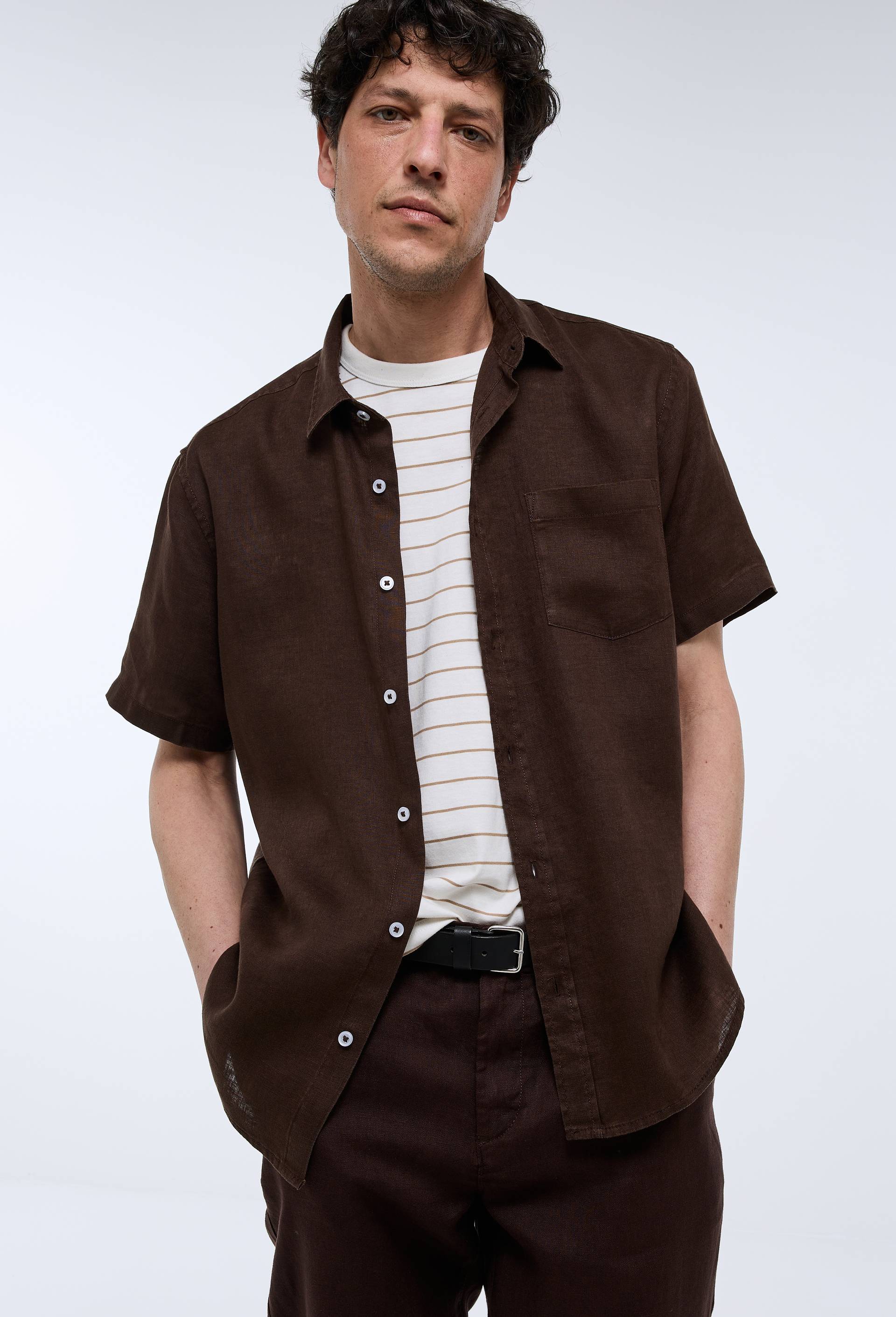 Chemise manches courtes en lin, Brun fonc&eacute;, swatch image