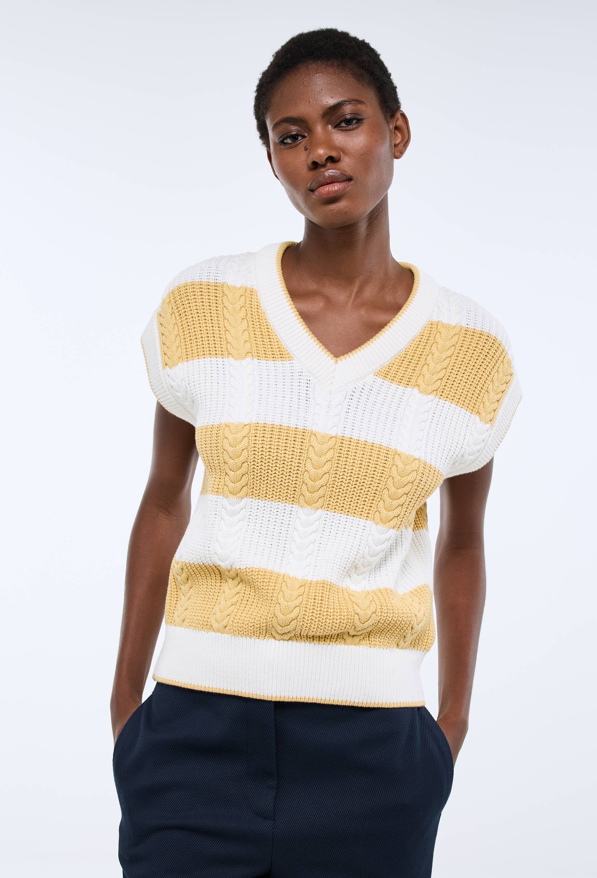 Pull sans manche torsad&eacute; en coton BIO GOTS, Jaune, large image number 1.0