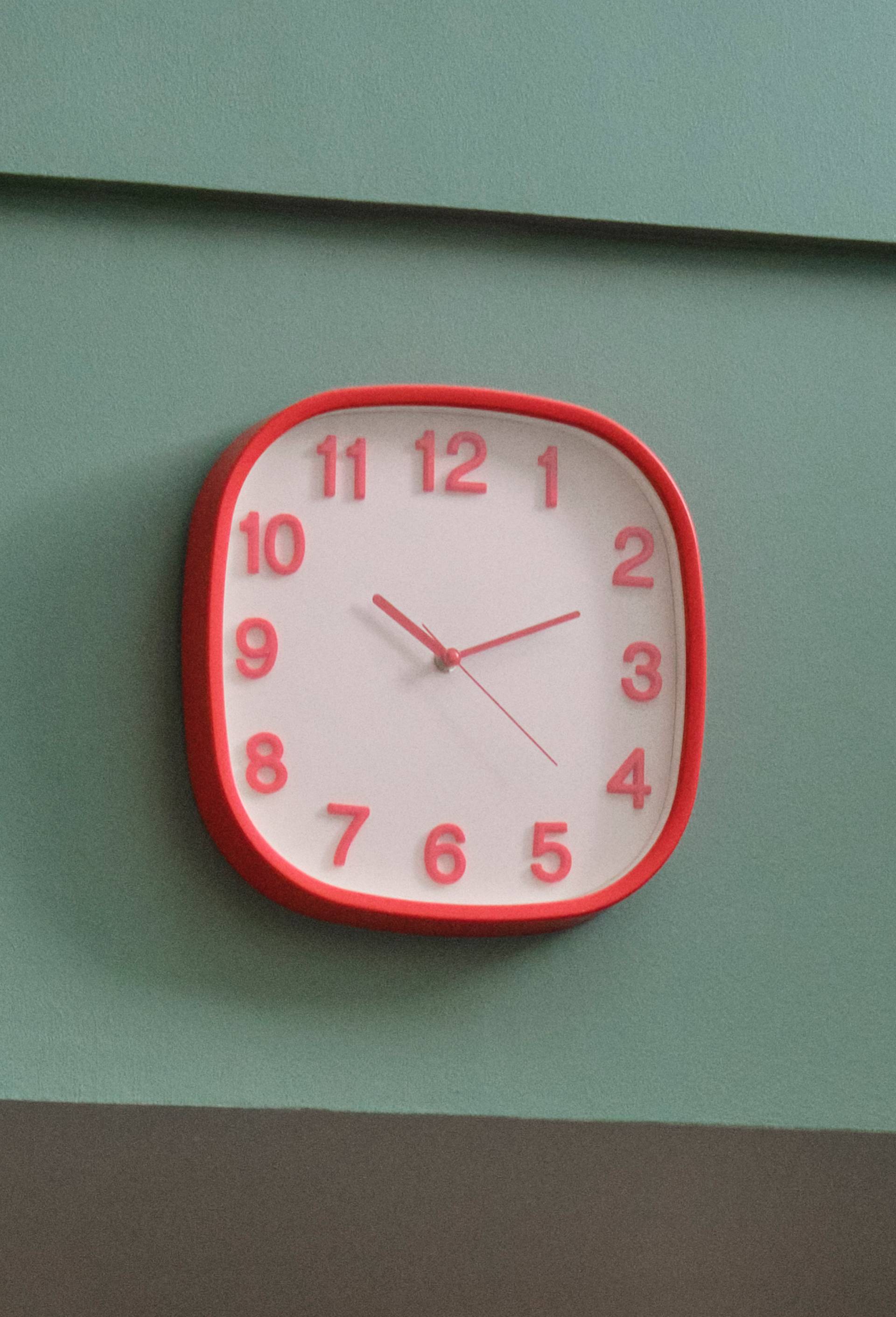 Horloge, 30x4.5cm, en plastique, Rouge, large image number 0
