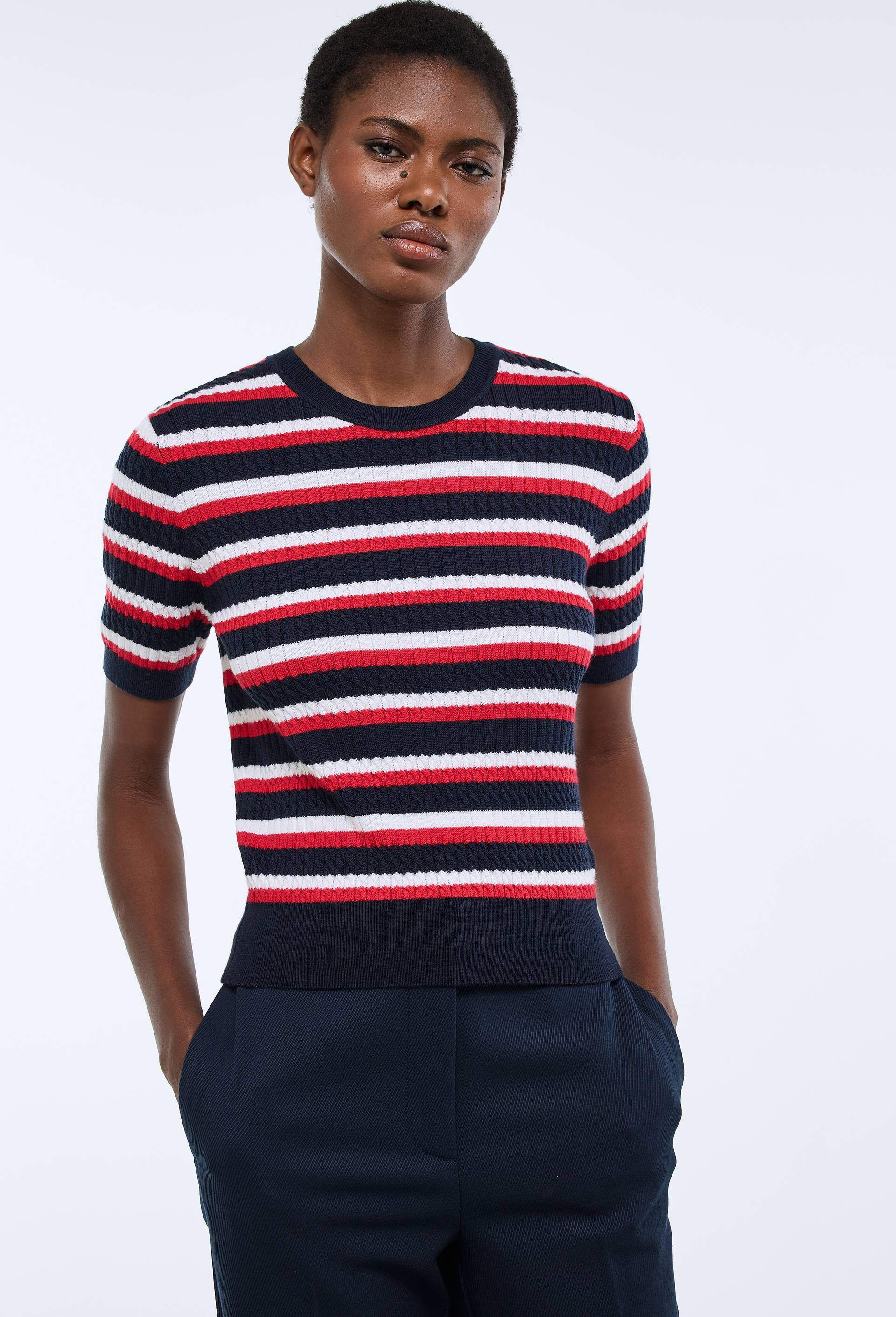 Pull col rond &agrave; fines torsades en laine, Rouge, swatch image