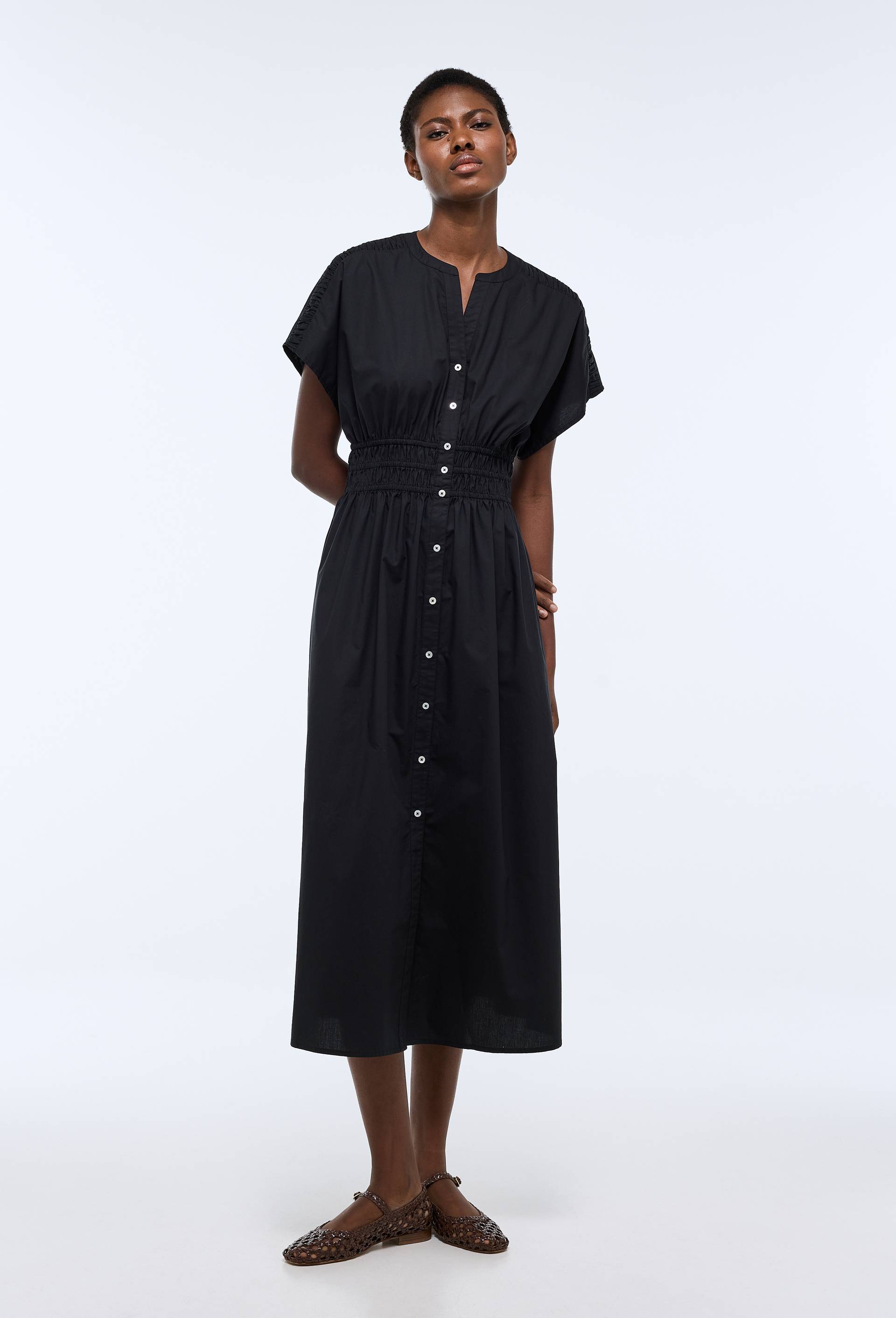 Robe midi cintr&eacute;e unie en popeline de coton, Noir, swatch image