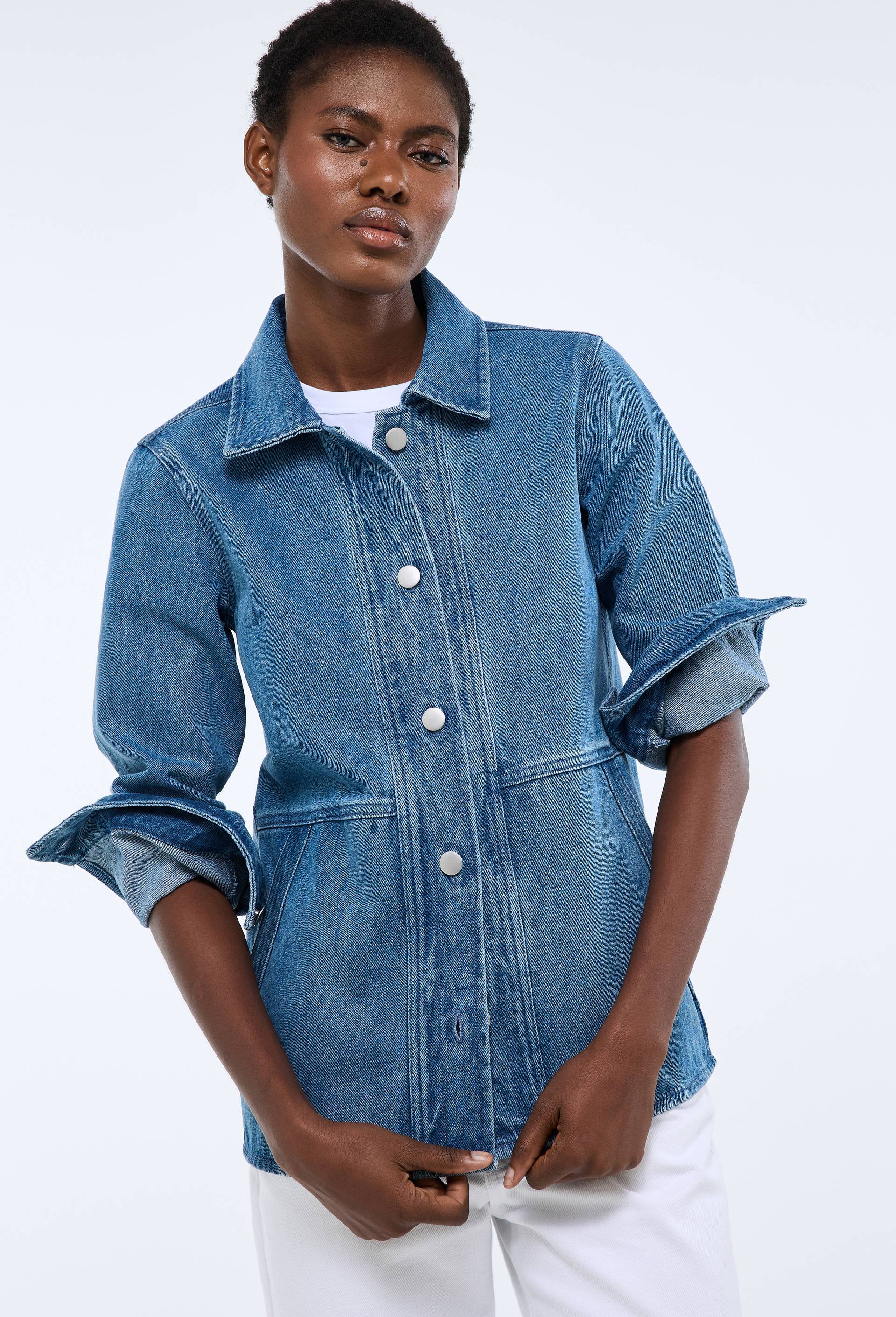 Veste courte boutonn&eacute;e en denim, Bleu, large image number 0
