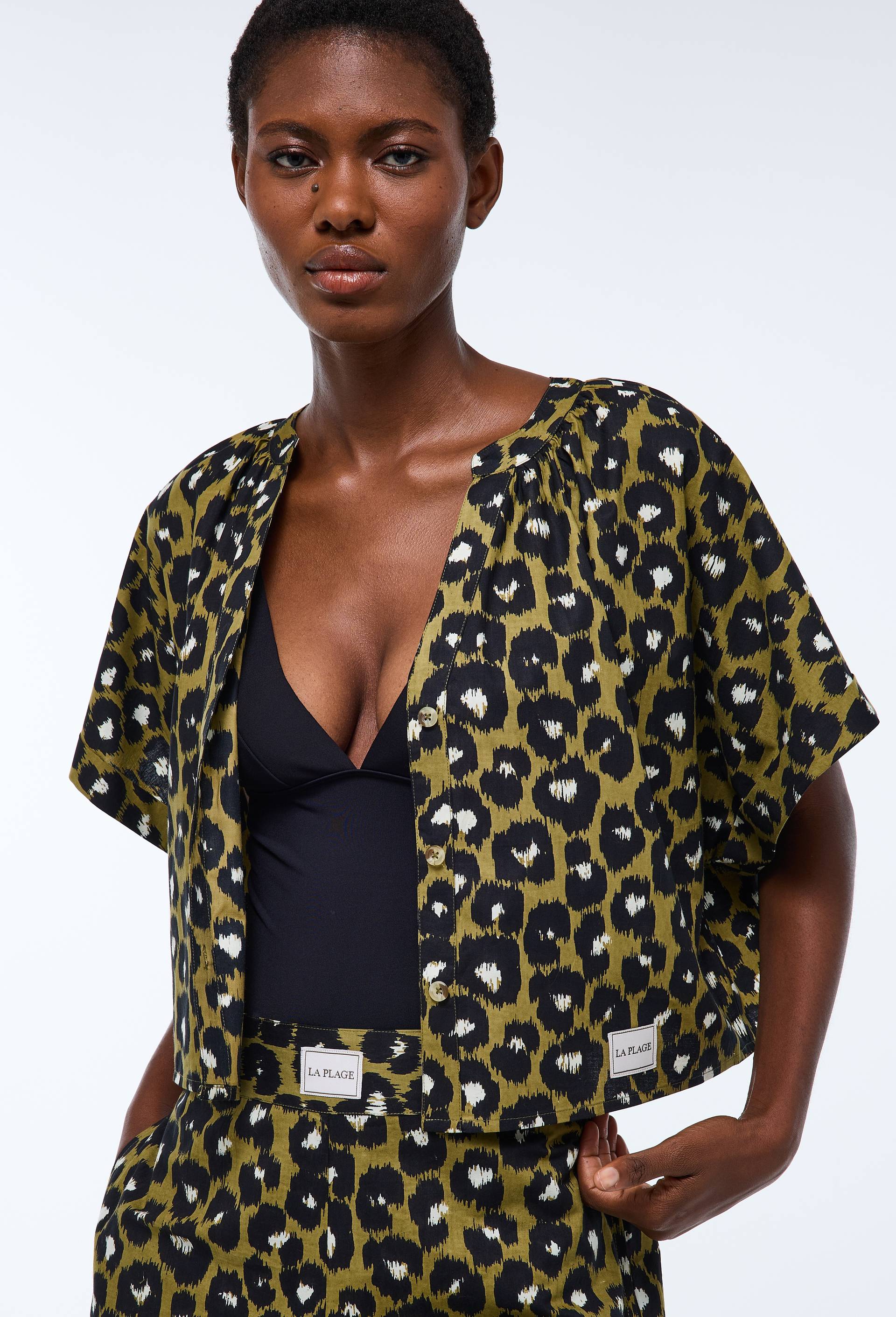 Chemise de plage imprim&eacute; animalier en coton BIO GOTS, Vert fonc&eacute;, swatch image