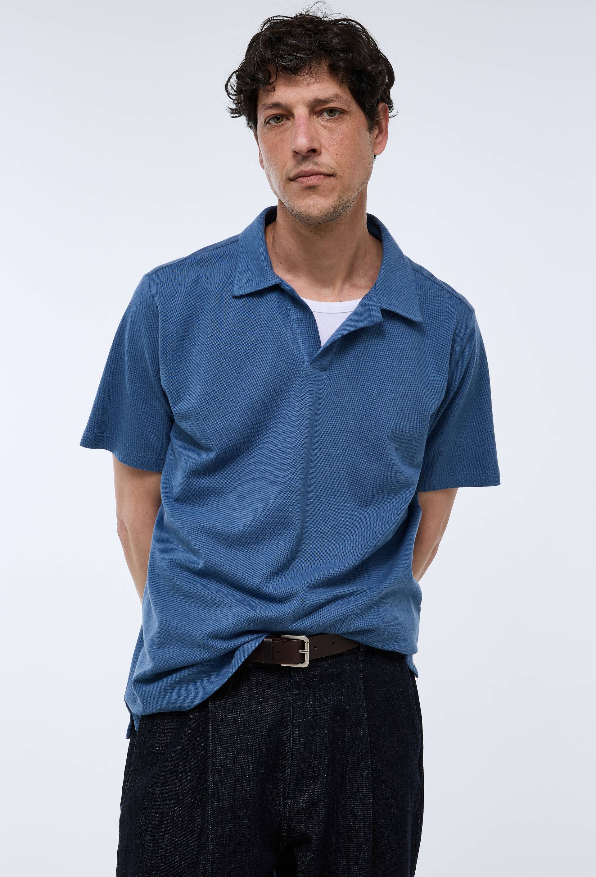 Polo col v manches courtes  en coton, Bleu, swatch image