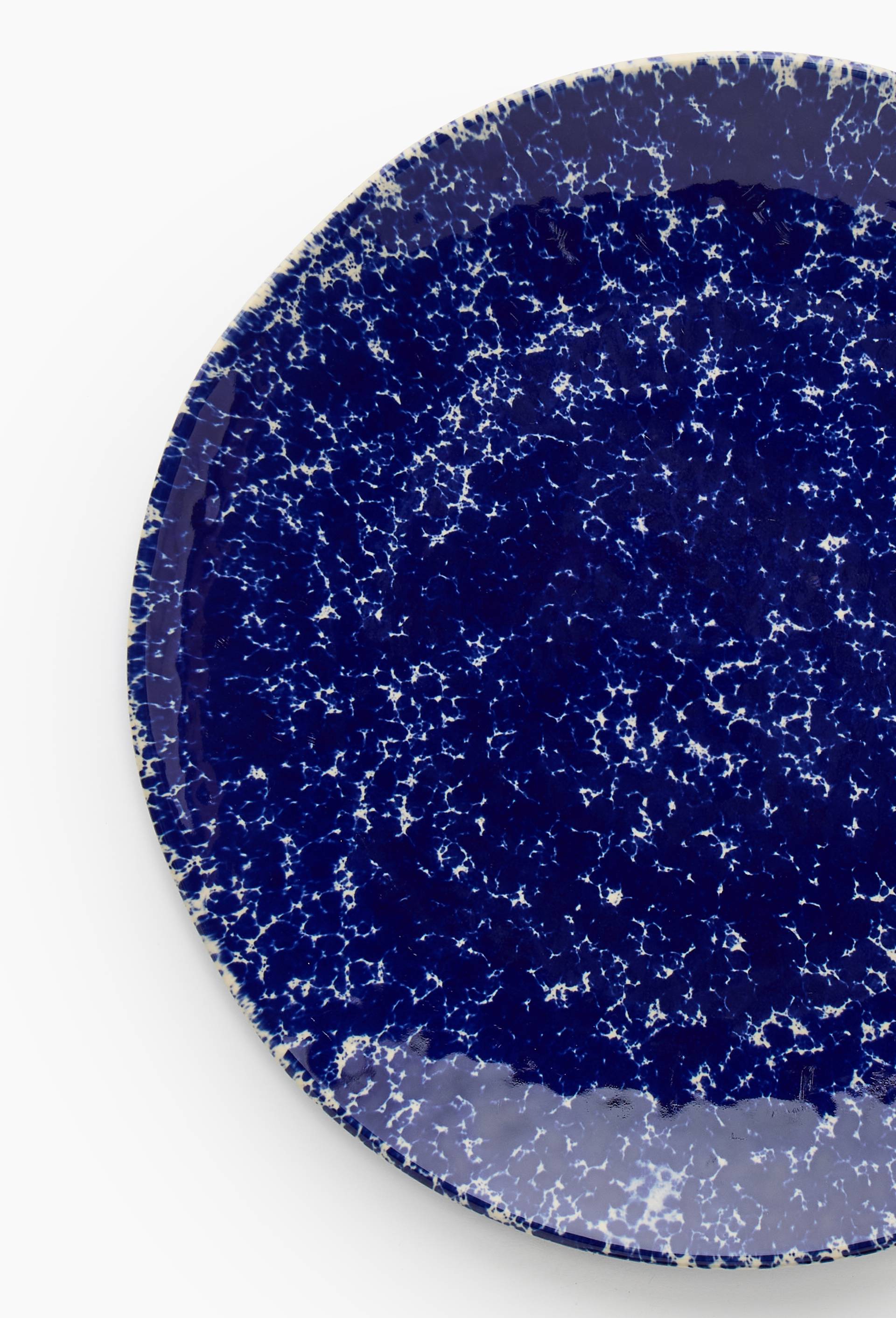 Plat &agrave; effet mouchet&eacute; bleu, 35 cm, en c&eacute;ramique - ATELIER DENIM, Bleu fonc&eacute;, large image number 1.0