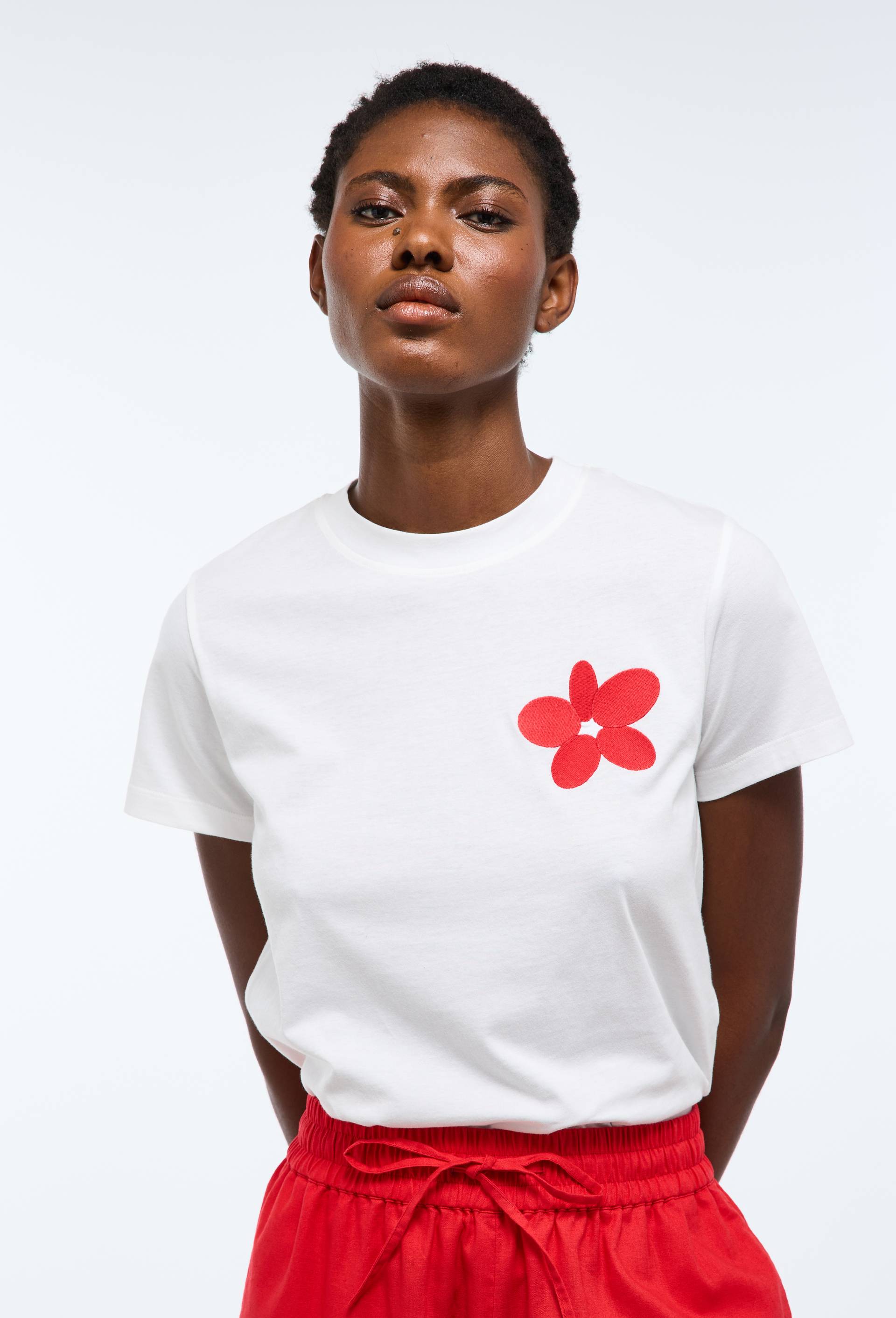 T-shirt col rond broderie fleur en coton bio GOTS, Ecru, swatch image