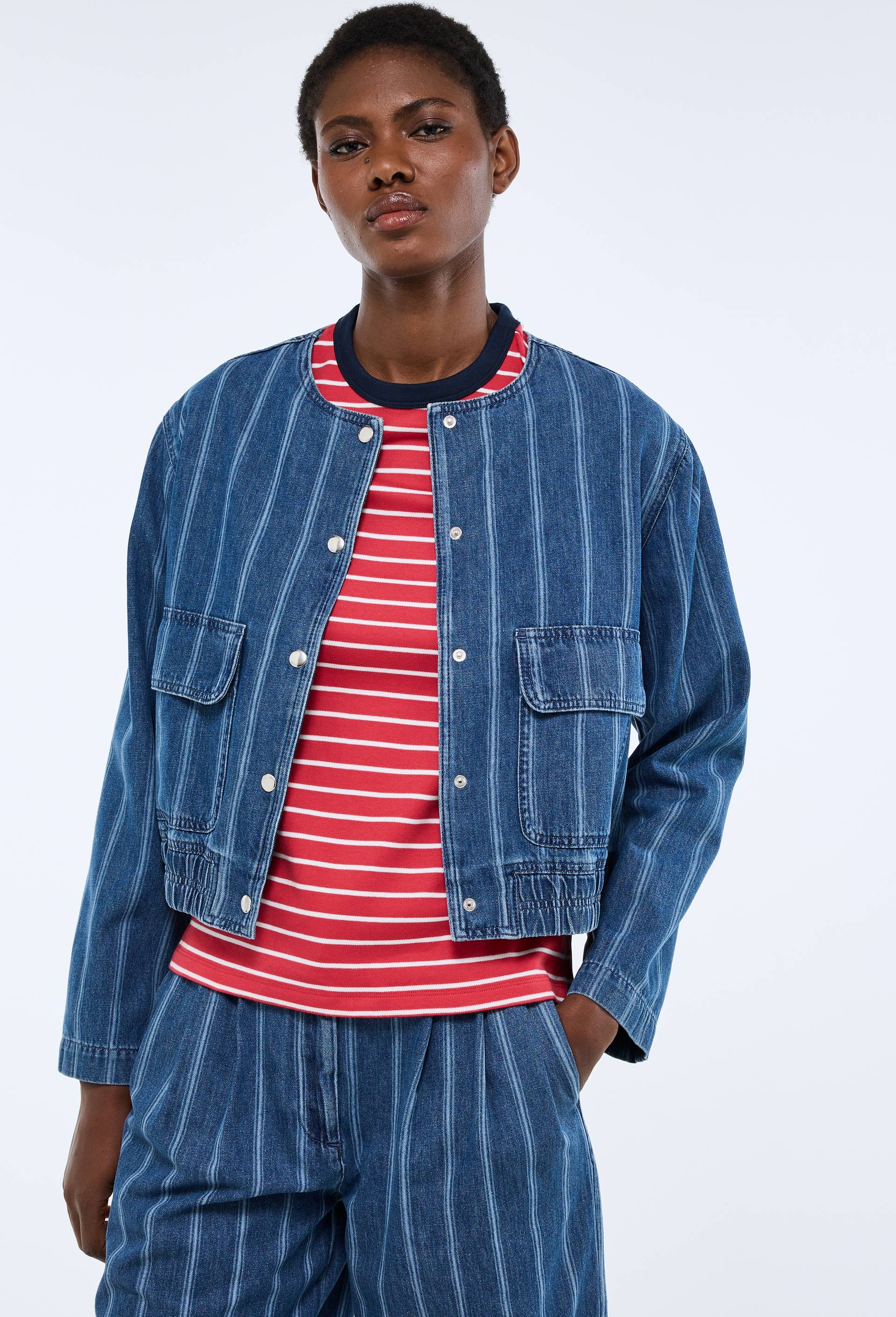 Veste courte en denim ray&eacute; contenant du coton, Bleu, large image number 0