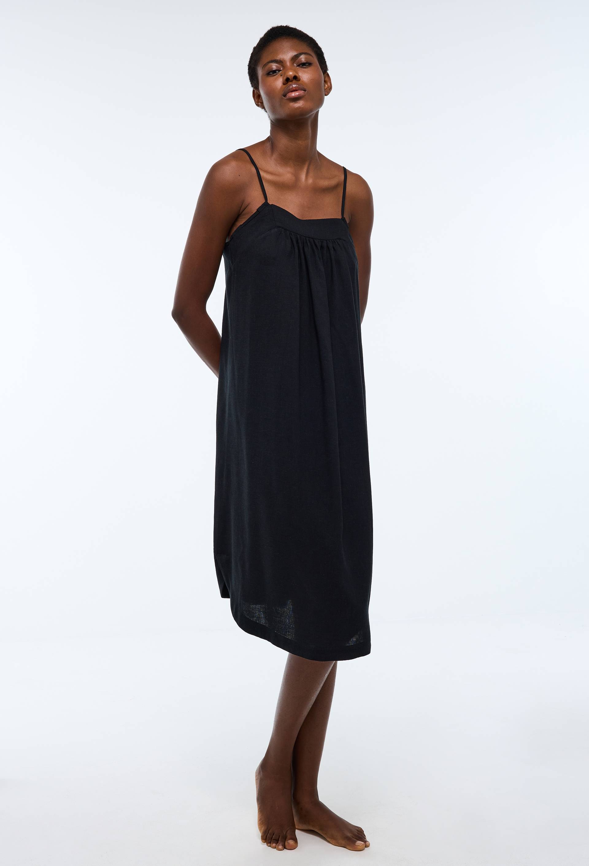 Chemise de nuit unie &agrave; fines bretelles en viscose et lin, Noir, large image number 0.0