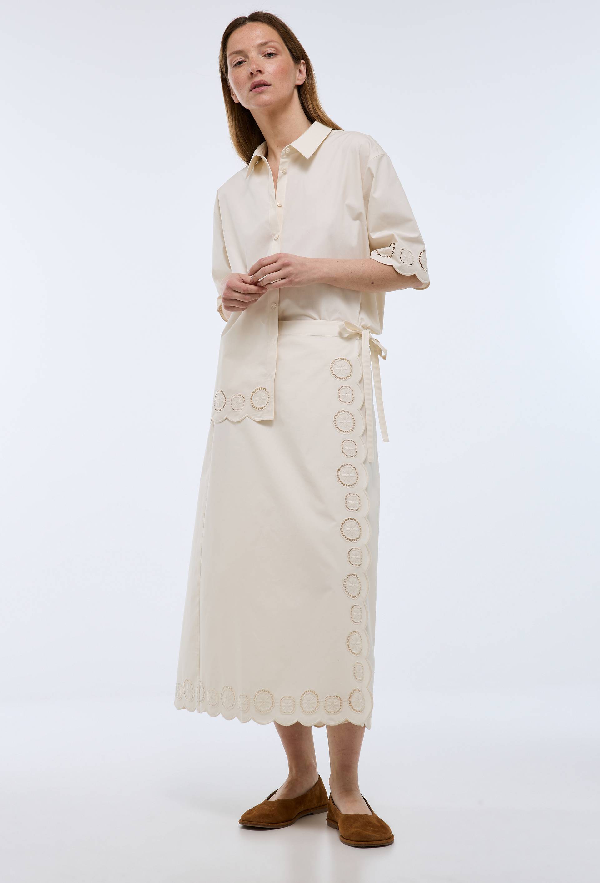 Jupe midi unie avec d&eacute;tails broderies en coton, Ecru, large image number 2