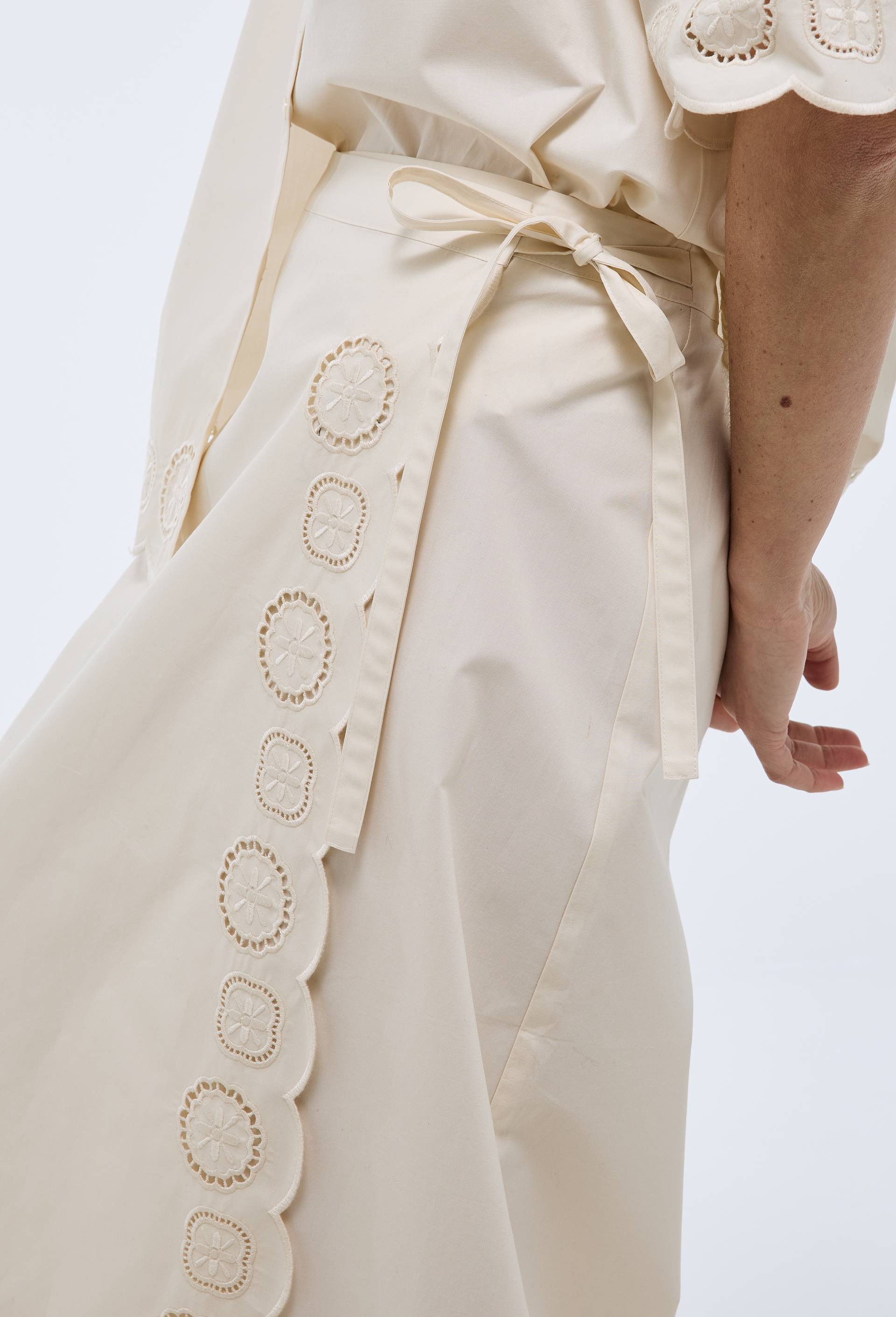 Jupe midi unie avec d&eacute;tails broderies en coton, Ecru, large image number 4