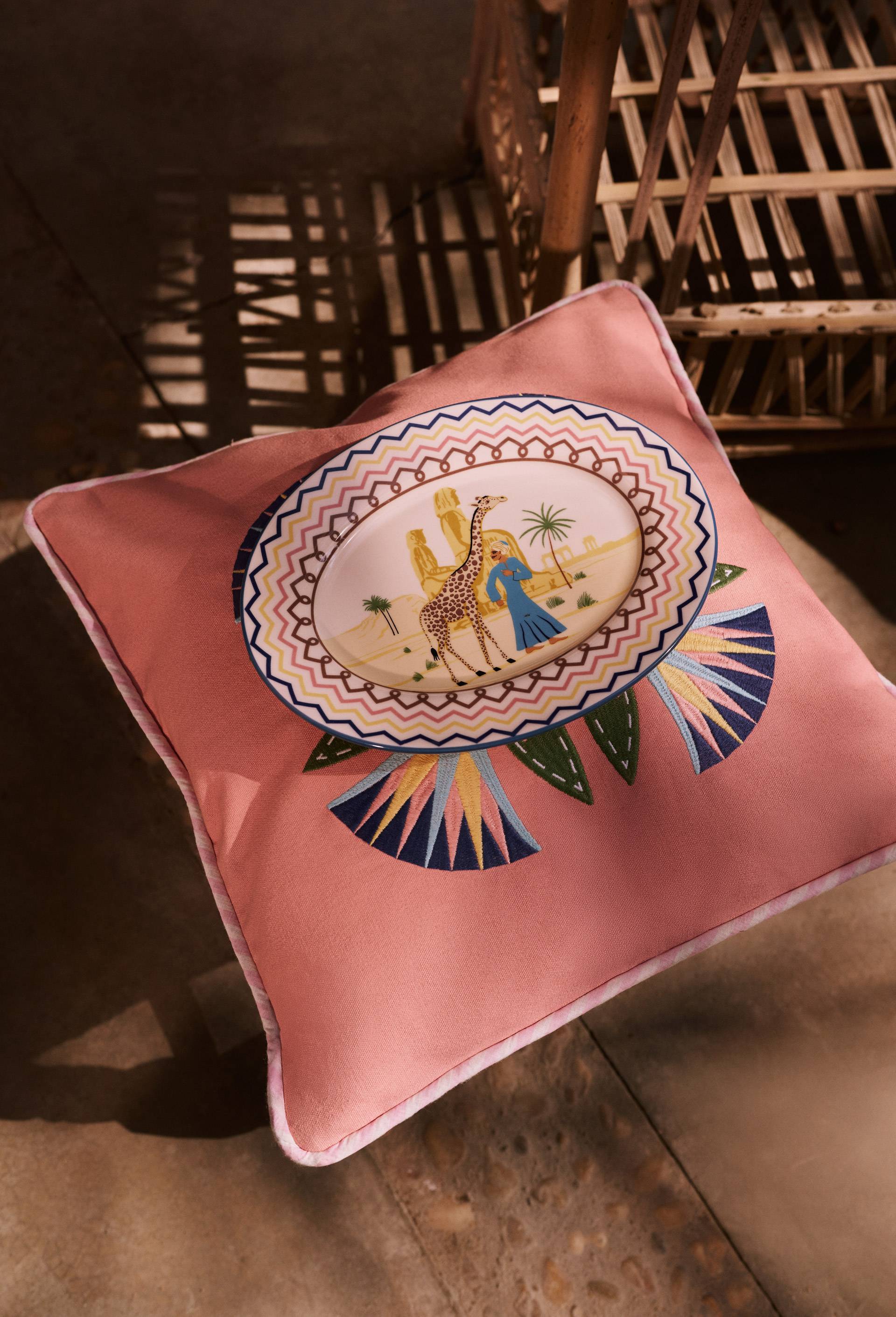 Coussin brod&eacute; en coton - LOUIS BARTHELEMY x MONOPRIX, Rose, large image number 2.0