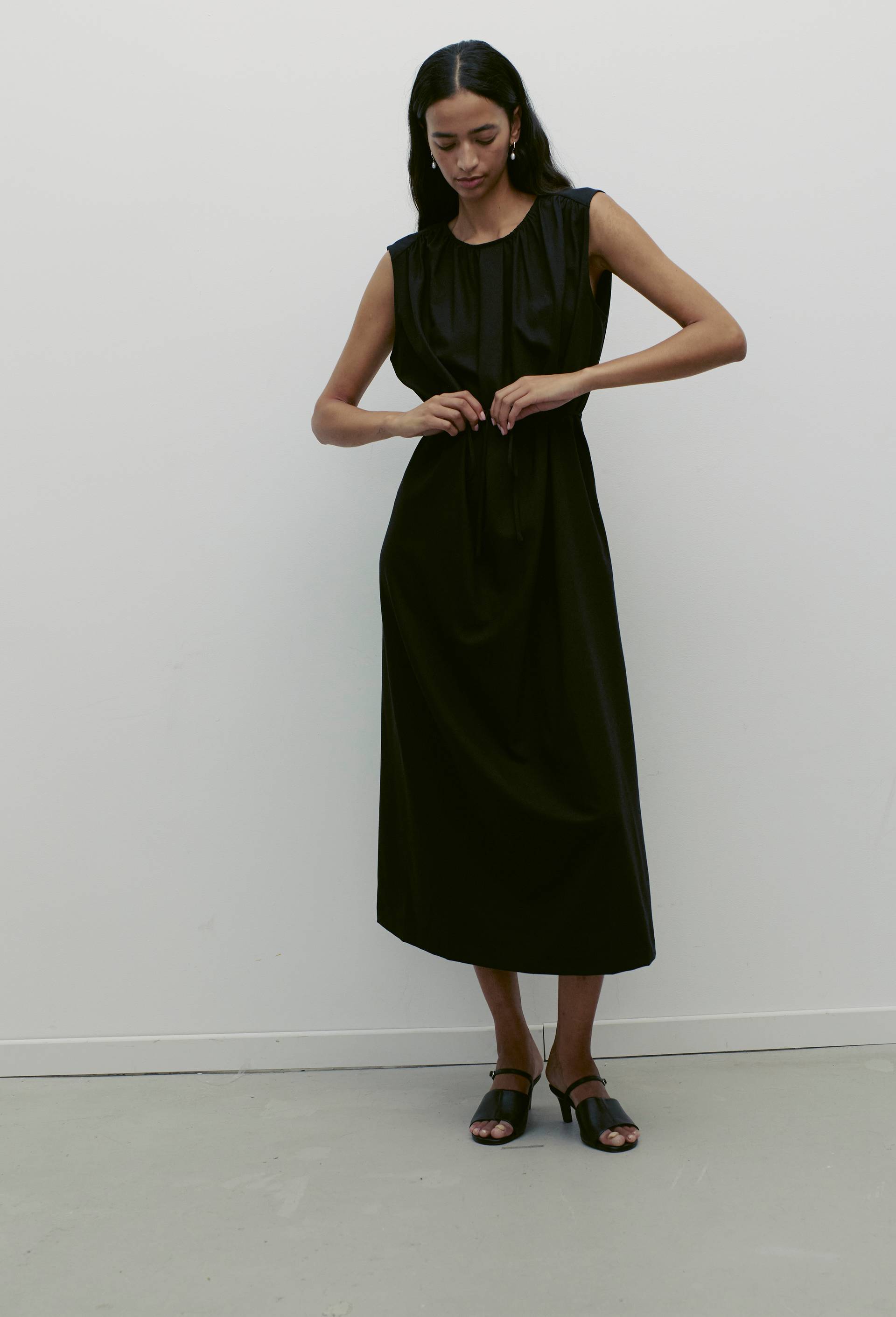 Robe longue sans manches unie, Noir, large image number 1