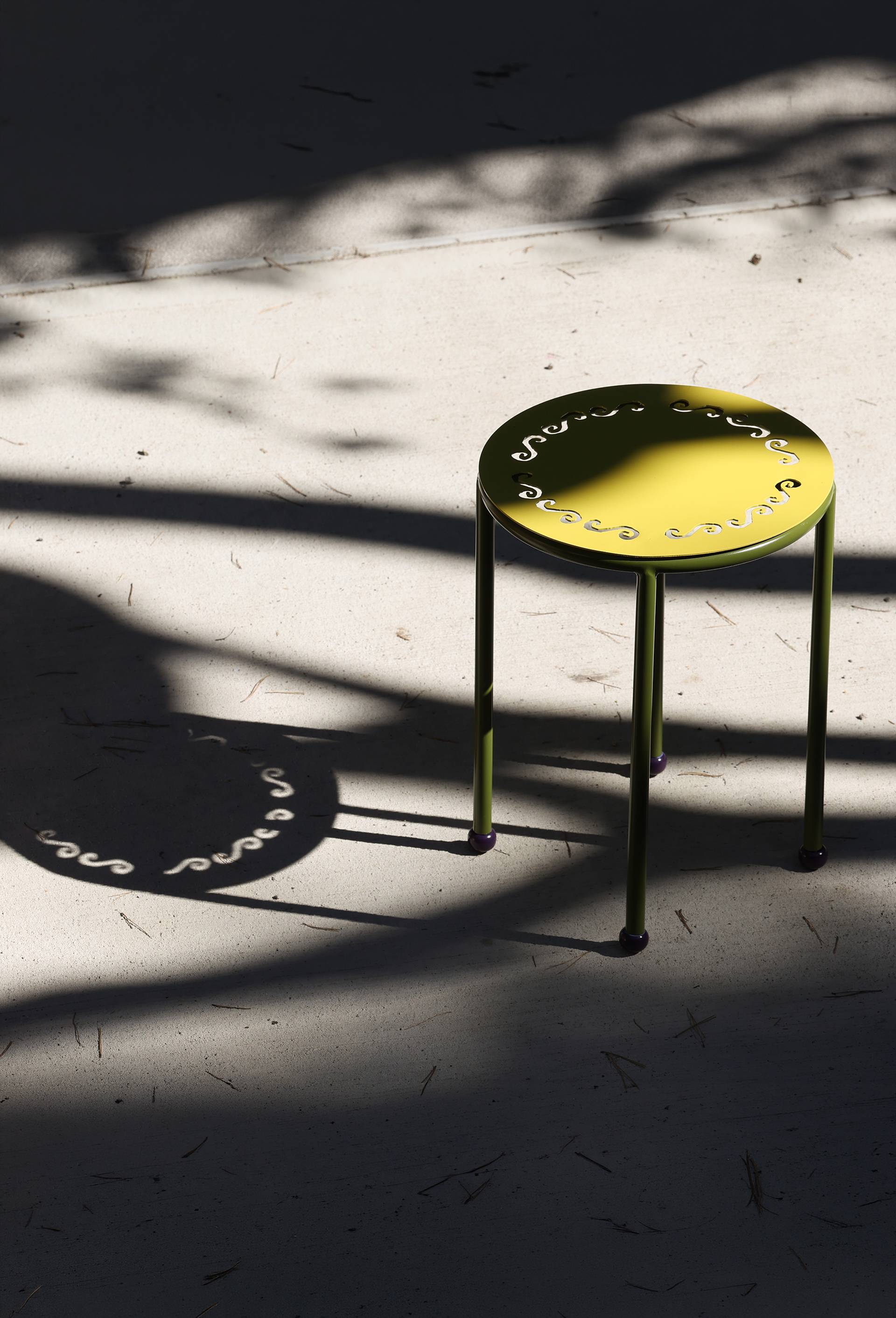 Tabouret bicolore, 35x46cm, en m&eacute;tal - LES CRAFTIES x MONOPRIX, Vert, large image number 0.0