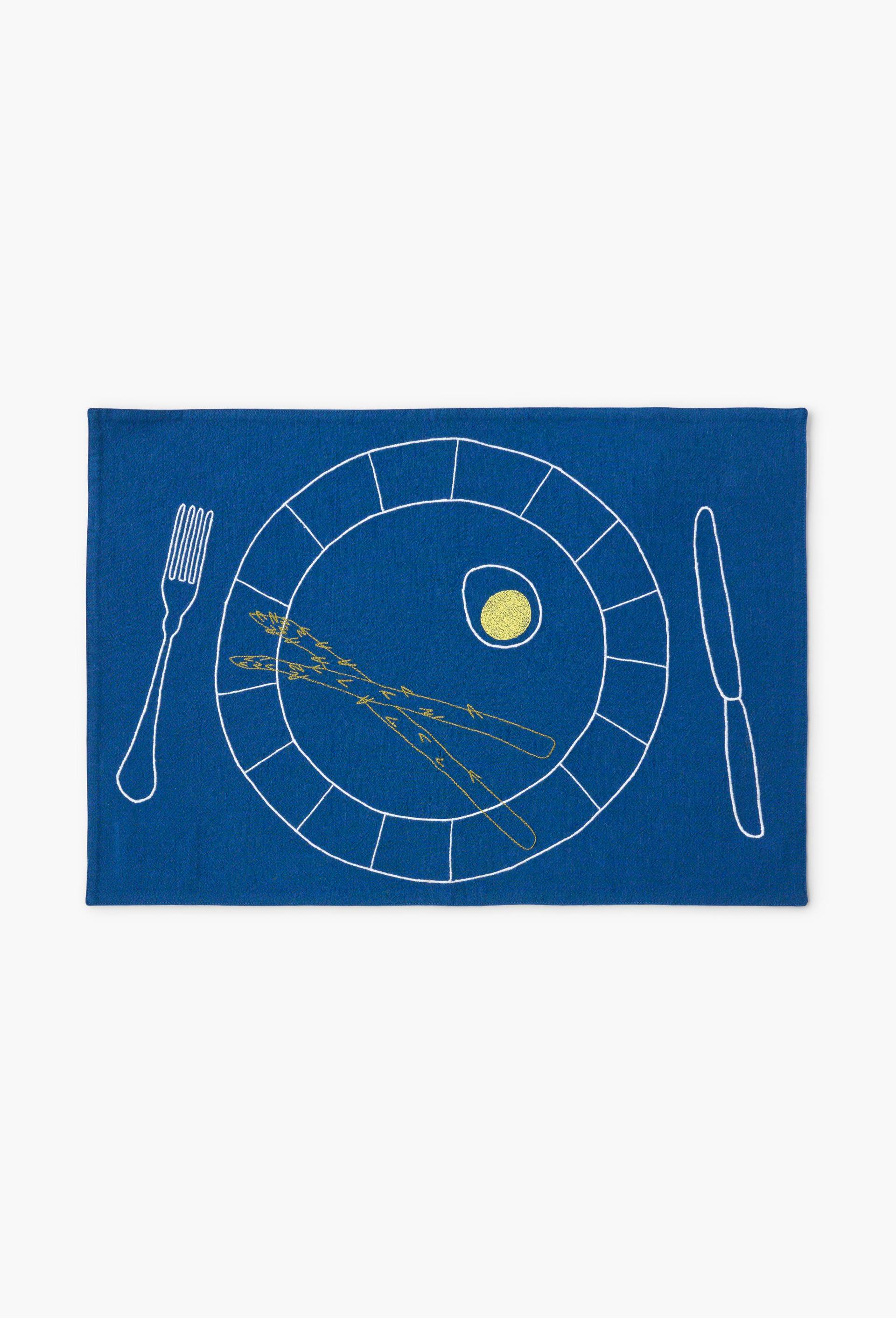 Set de table bleu brod&eacute; asperges et oeuf contenant du lin - SARAH ESPEUTE x MONOPRIX, Bleu fonc&eacute;, large image number 1.0