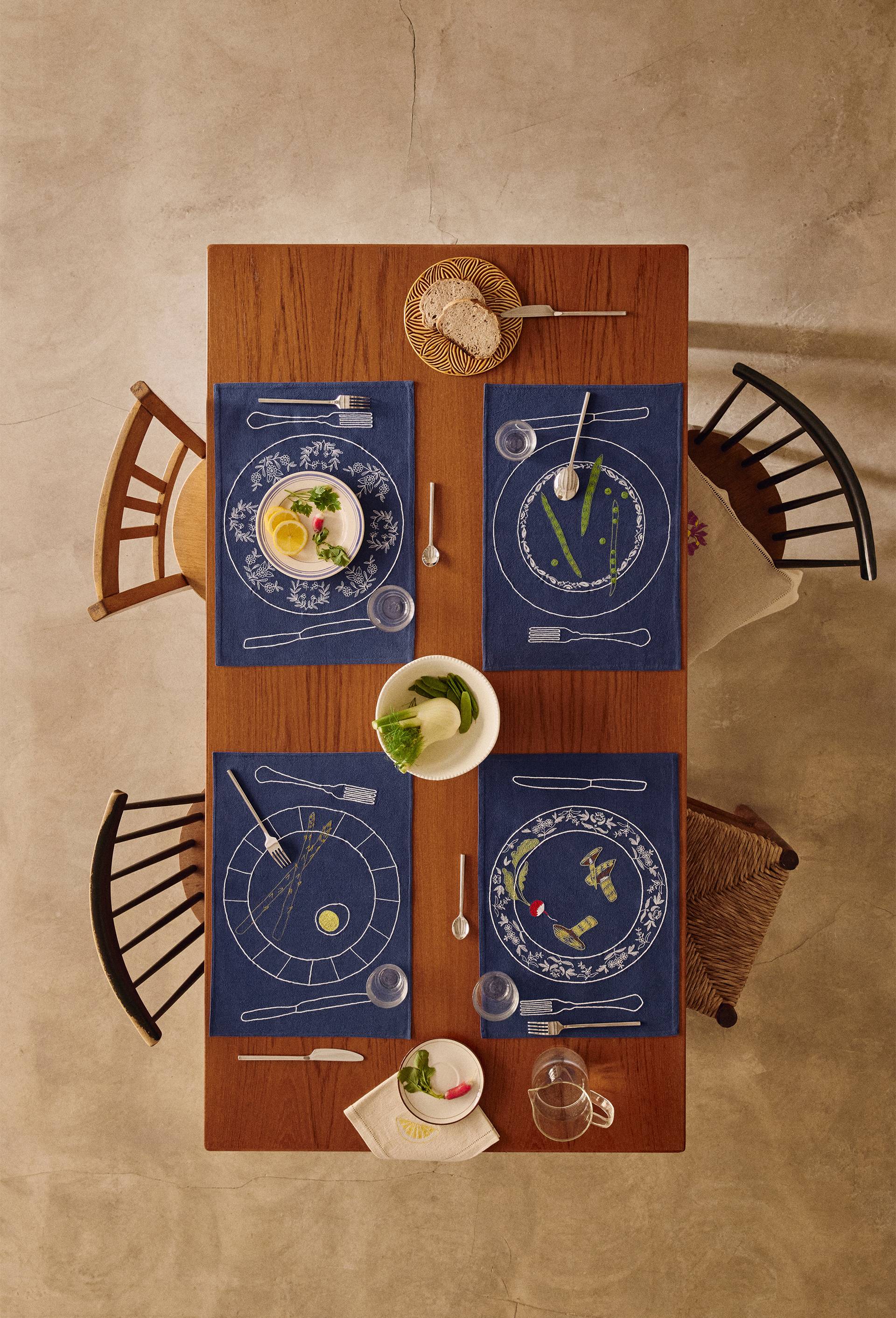 Set de table bleu brod&eacute; asperges et oeuf contenant du lin - SARAH ESPEUTE x MONOPRIX, Bleu fonc&eacute;, large image number 3